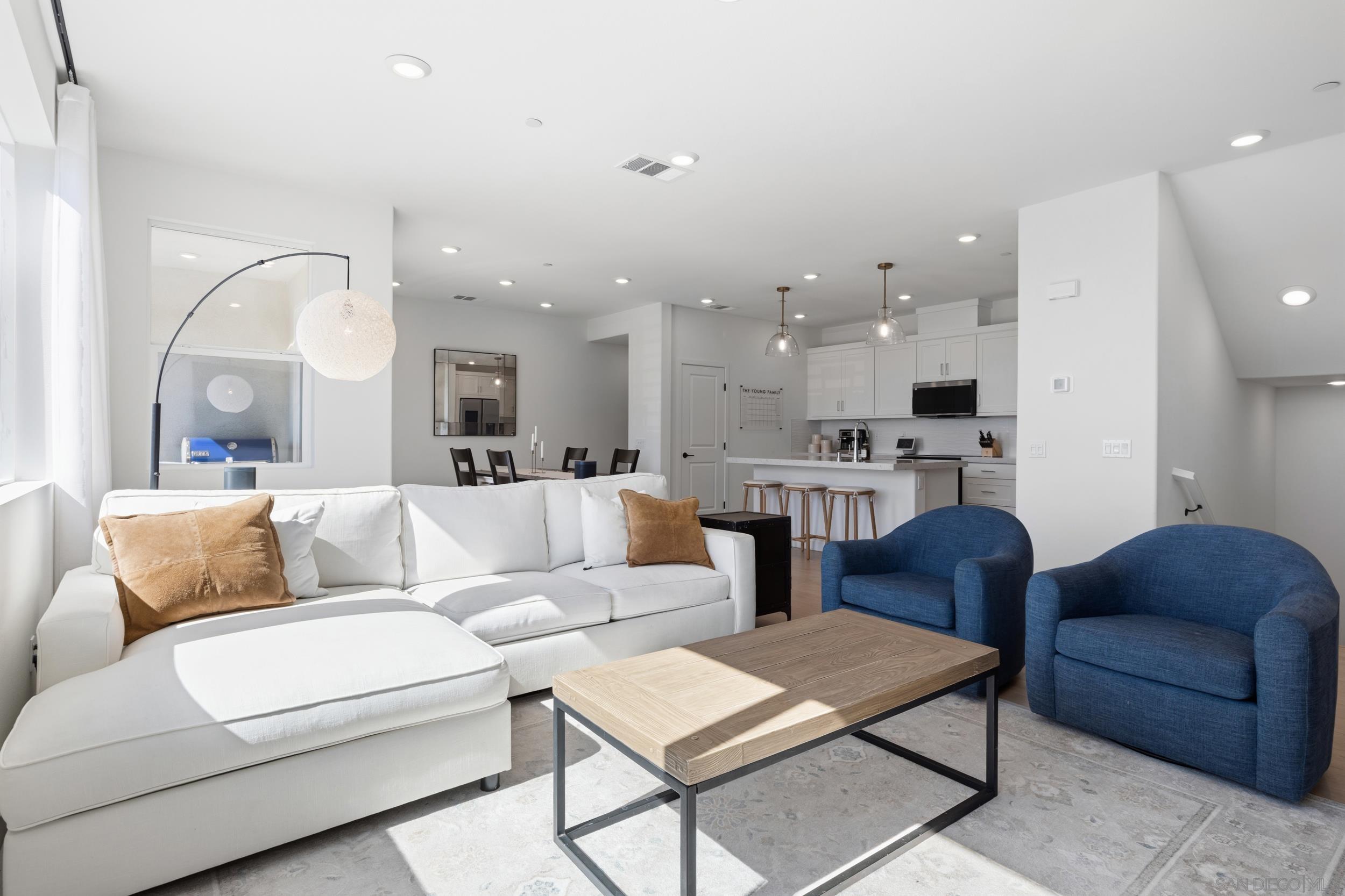 Detail Gallery Image 8 of 27 For 12092  Riley Ln, San Diego,  CA 92128 - 2 Beds | 2/1 Baths