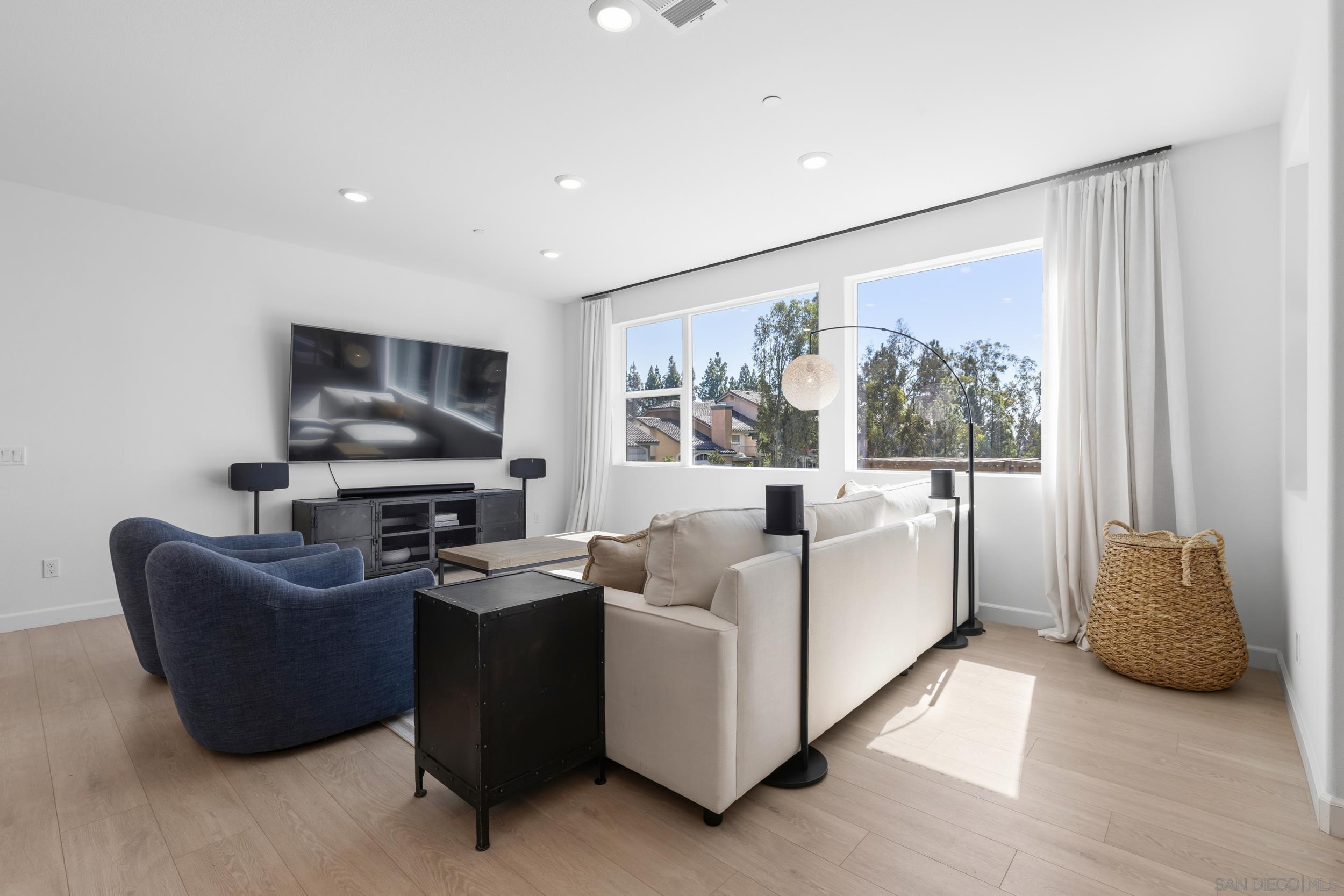 Detail Gallery Image 9 of 27 For 12092  Riley Ln, San Diego,  CA 92128 - 2 Beds | 2/1 Baths