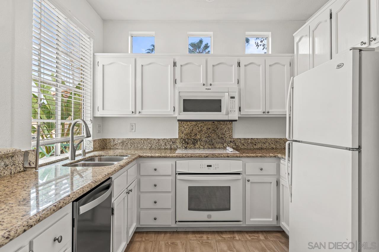 Detail Gallery Image 3 of 42 For 12650  Springbrook Dr  a,  San Diego,  CA 92128 - 2 Beds | 2 Baths