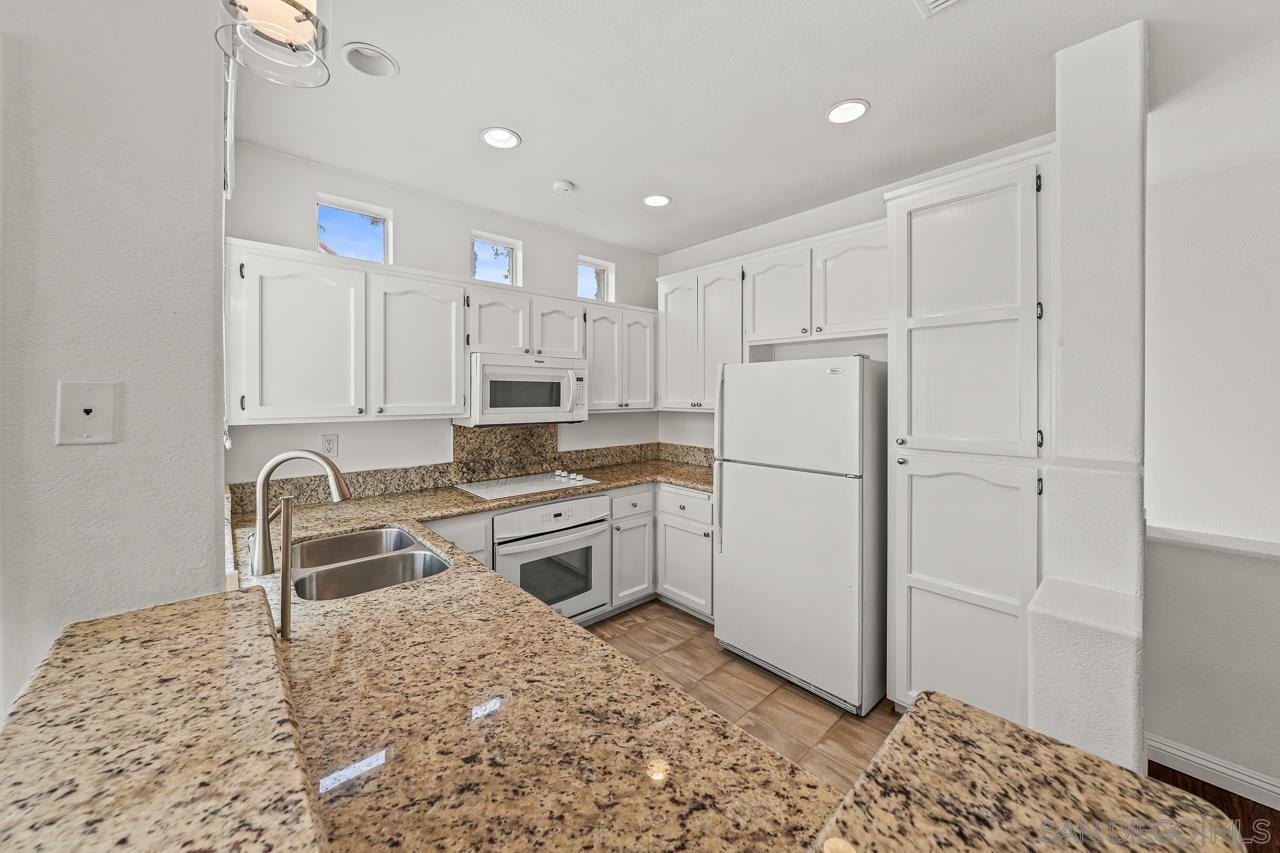 Detail Gallery Image 4 of 42 For 12650  Springbrook Dr  a,  San Diego,  CA 92128 - 2 Beds | 2 Baths