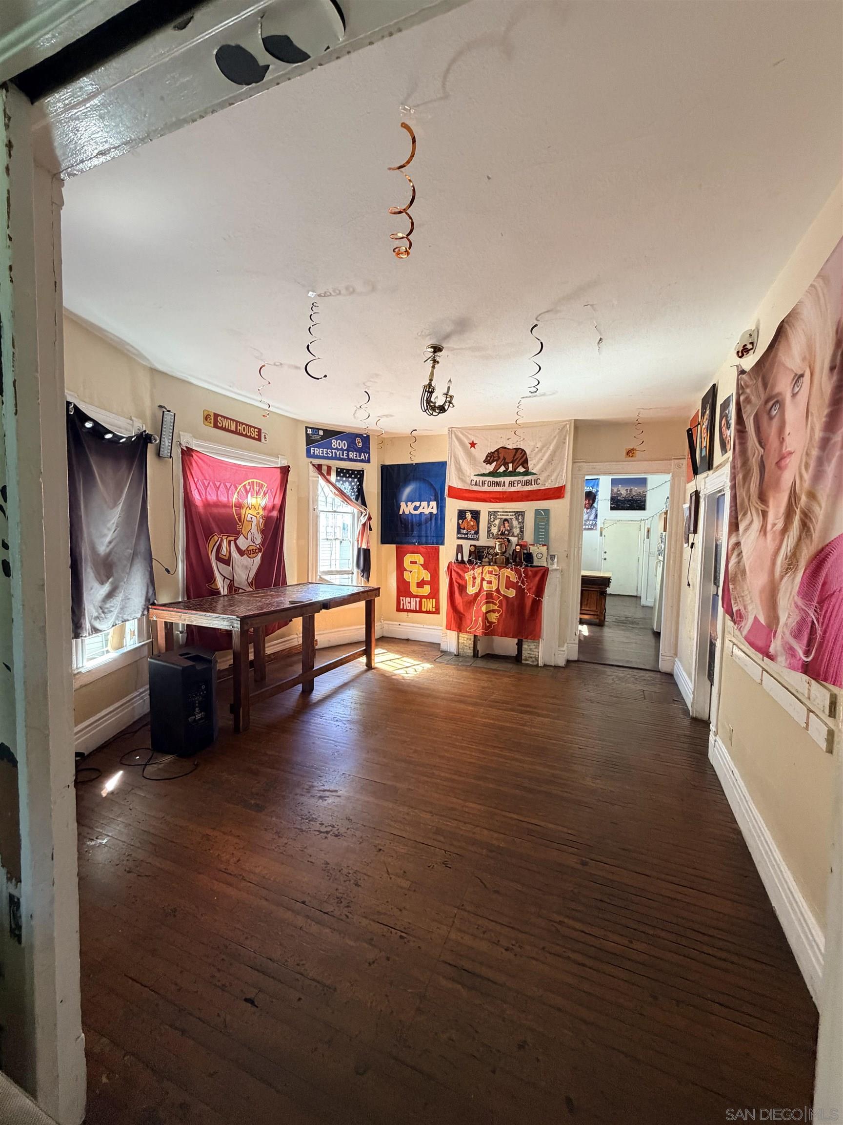 Detail Gallery Image 11 of 13 For 2803 S Menlo Ave, Los Angeles,  CA 90007 - 8 Beds | 4 Baths