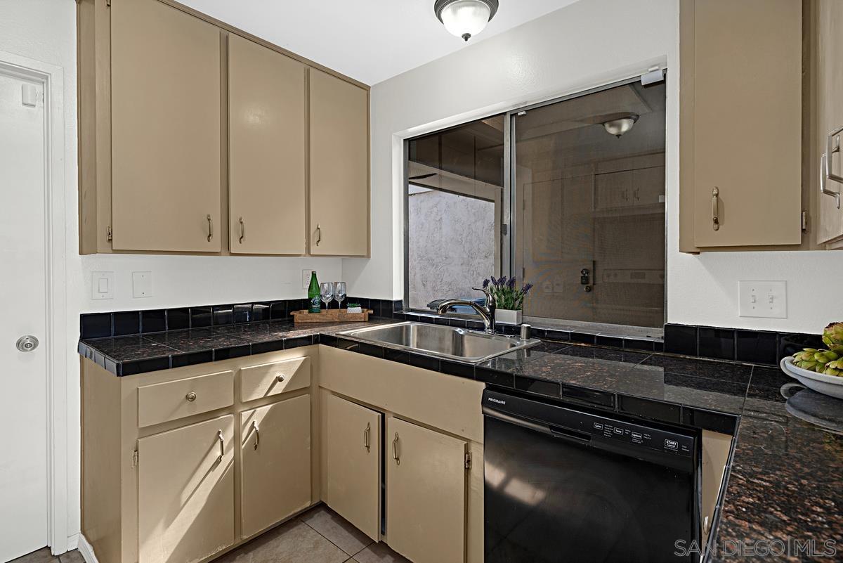 Detail Gallery Image 13 of 38 For 6361  Caminito Andreta, San Diego,  CA 92111 - 2 Beds | 1/1 Baths