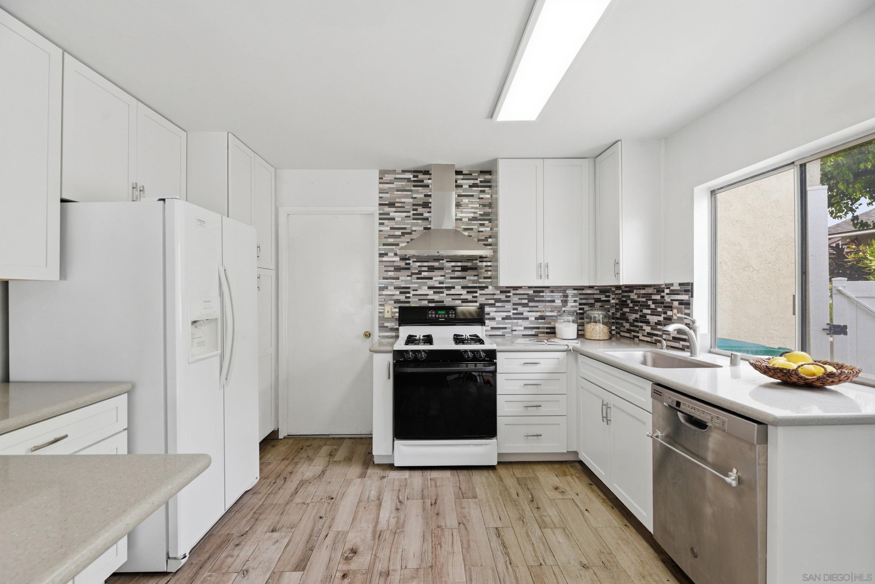 Detail Gallery Image 8 of 30 For 13011  Avenida Grande, San Diego,  CA 92129 - 3 Beds | 2 Baths