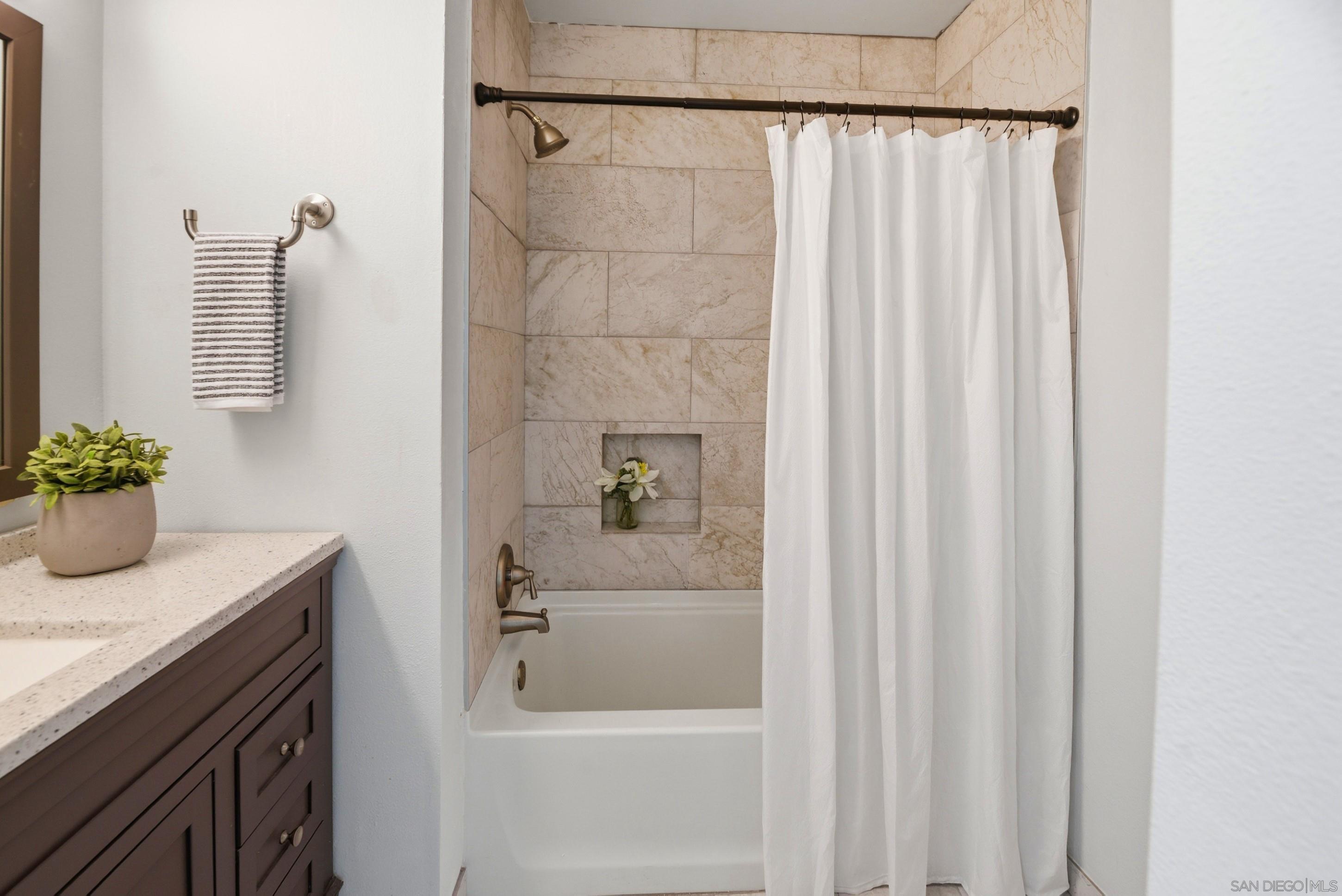 Detail Gallery Image 12 of 30 For 13011  Avenida Grande, San Diego,  CA 92129 - 3 Beds | 2 Baths