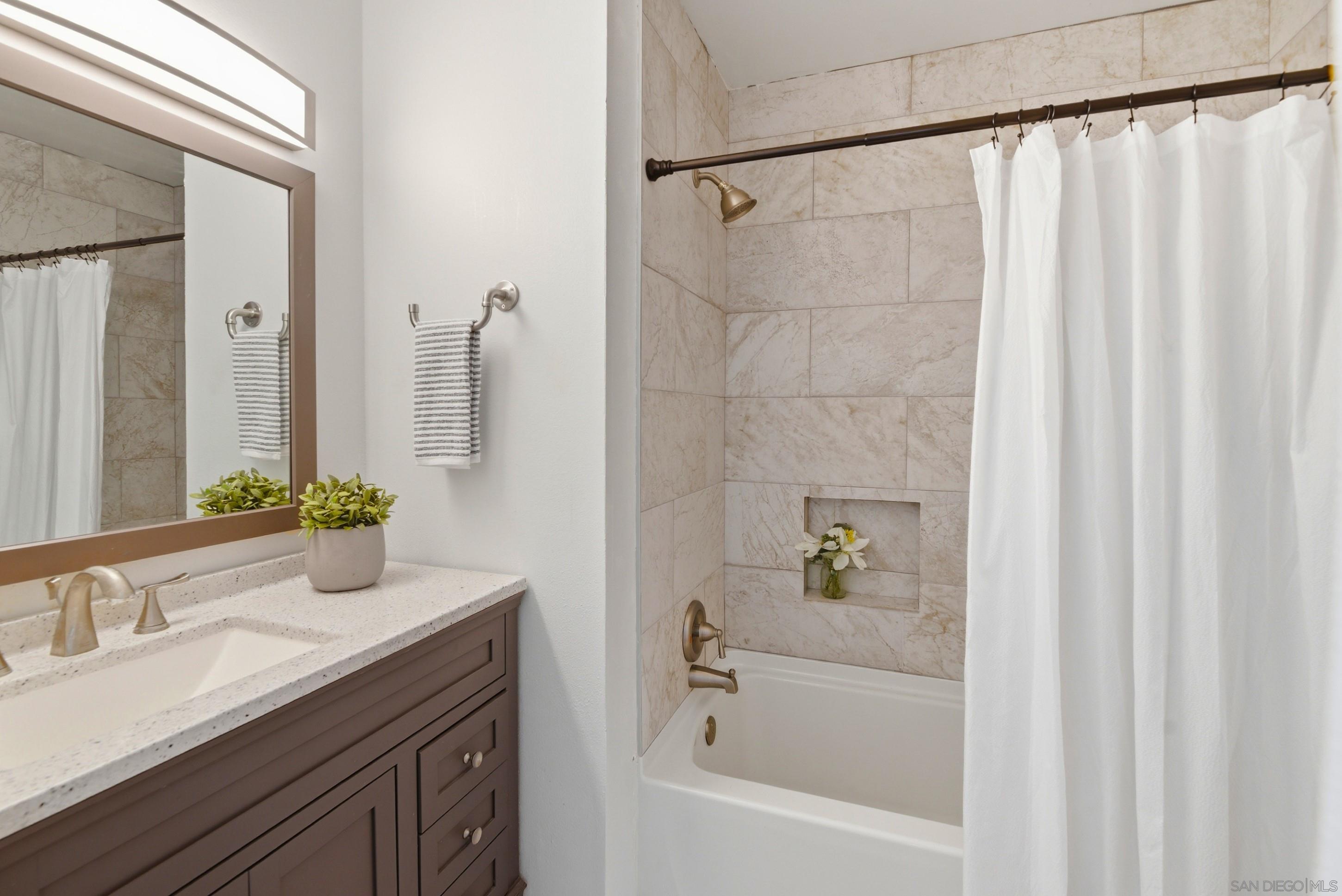 Detail Gallery Image 13 of 30 For 13011  Avenida Grande, San Diego,  CA 92129 - 3 Beds | 2 Baths