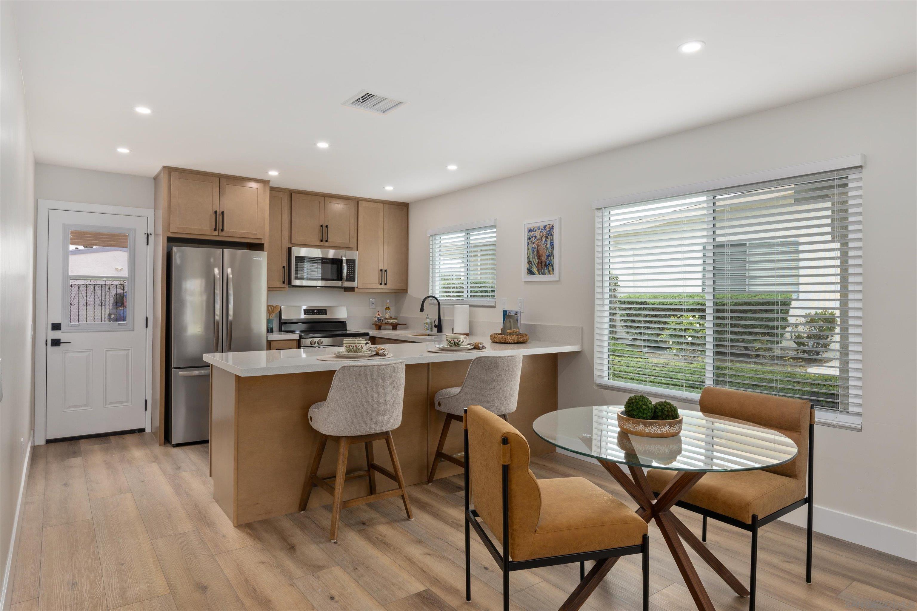 Detail Gallery Image 4 of 31 For 3824  Orange Way, Oceanside,  CA 92057 - 2 Beds | 2 Baths