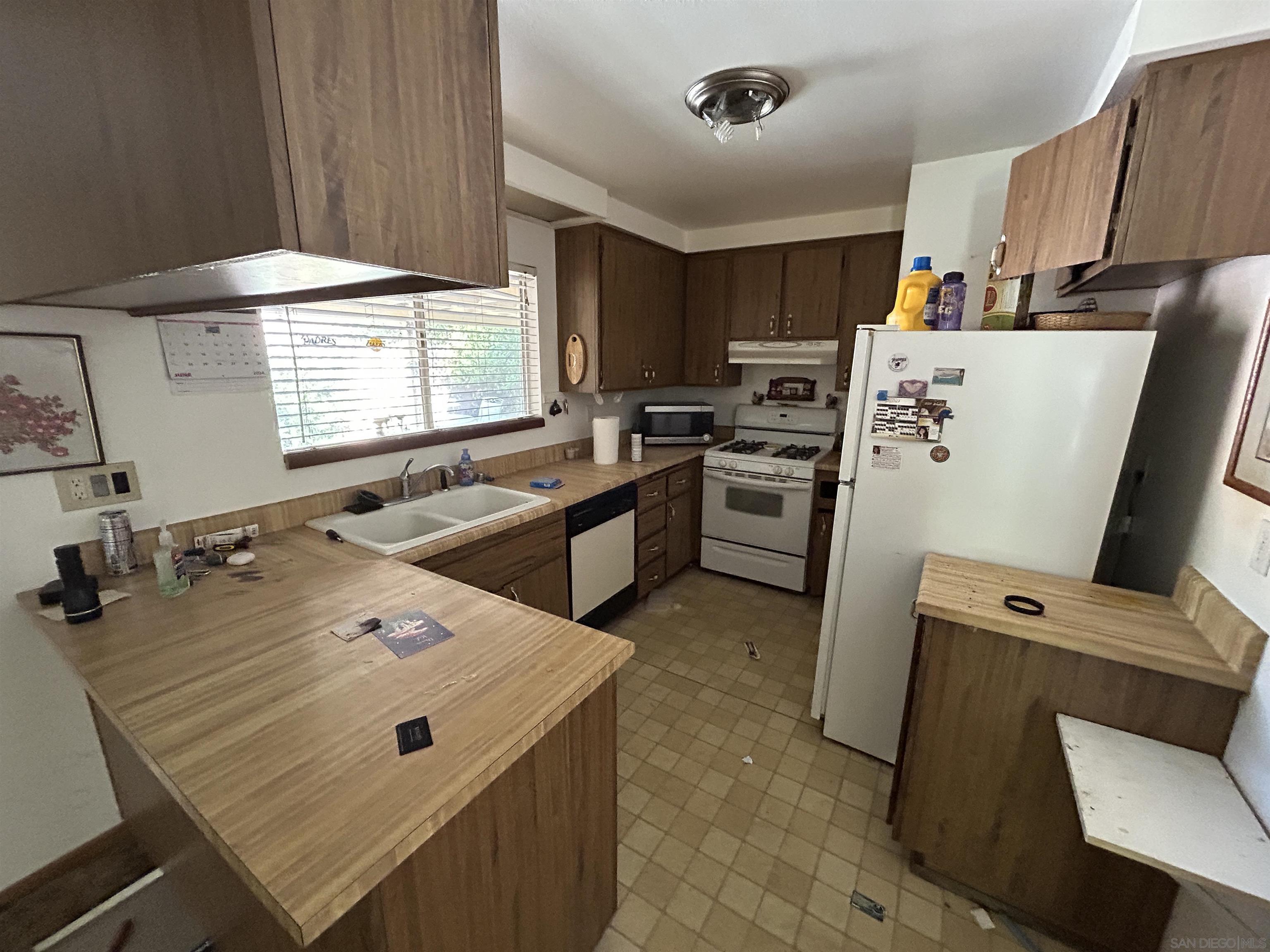 Detail Gallery Image 6 of 19 For 3164  Carr Dr, Oceanside,  CA 92056 - 3 Beds | 2 Baths