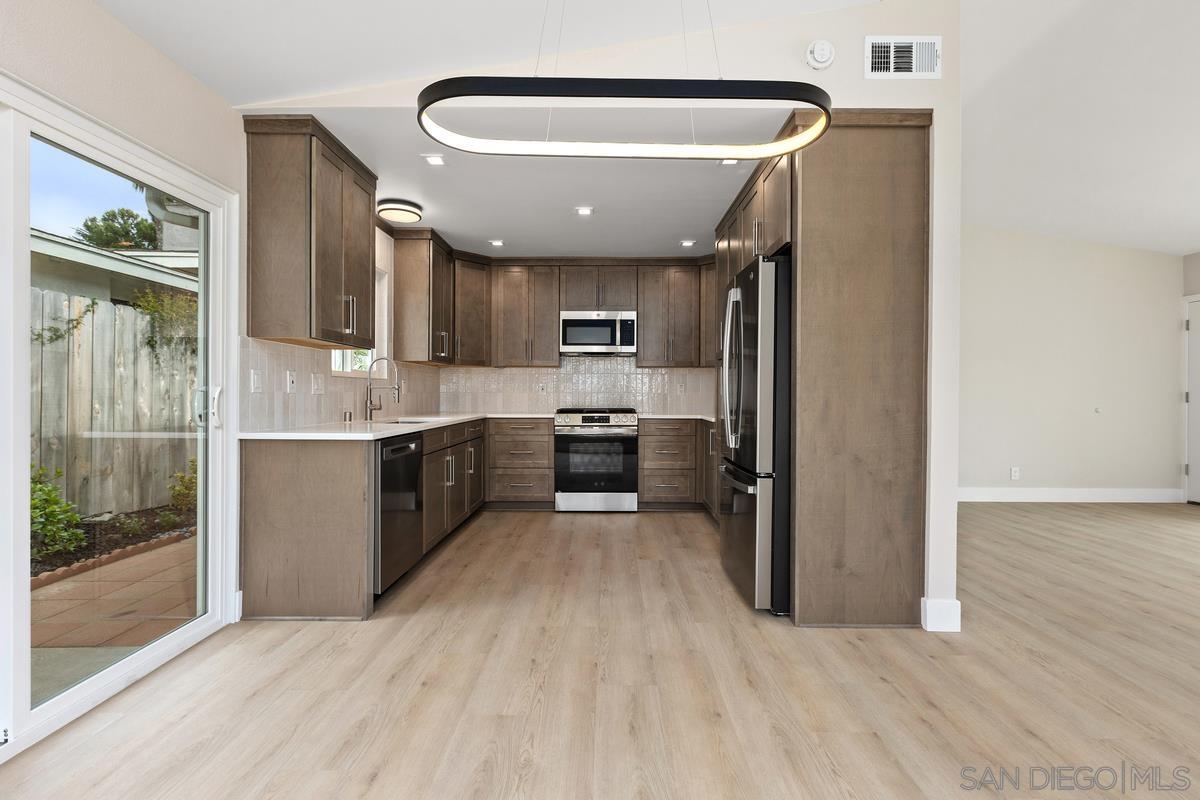 Detail Gallery Image 15 of 35 For 2425  Levante  a, Carlsbad,  CA 92009 - 3 Beds | 2 Baths