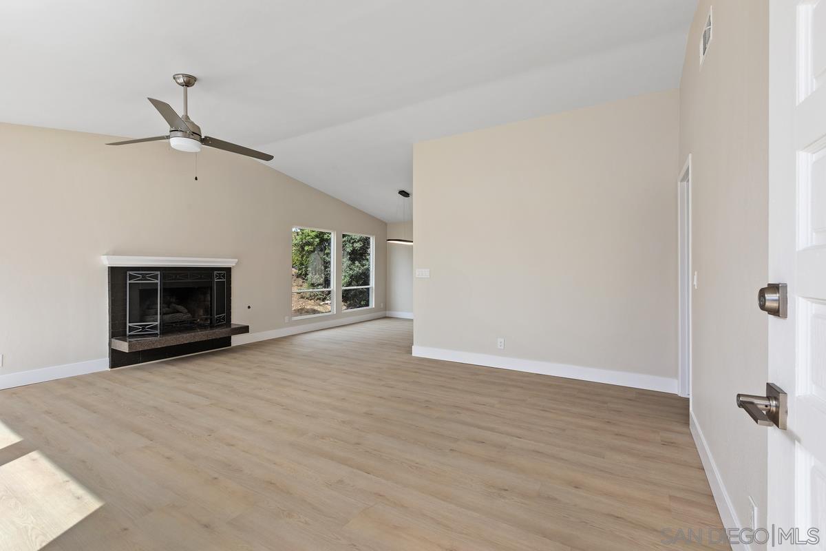 Detail Gallery Image 5 of 35 For 2425  Levante  a, Carlsbad,  CA 92009 - 3 Beds | 2 Baths