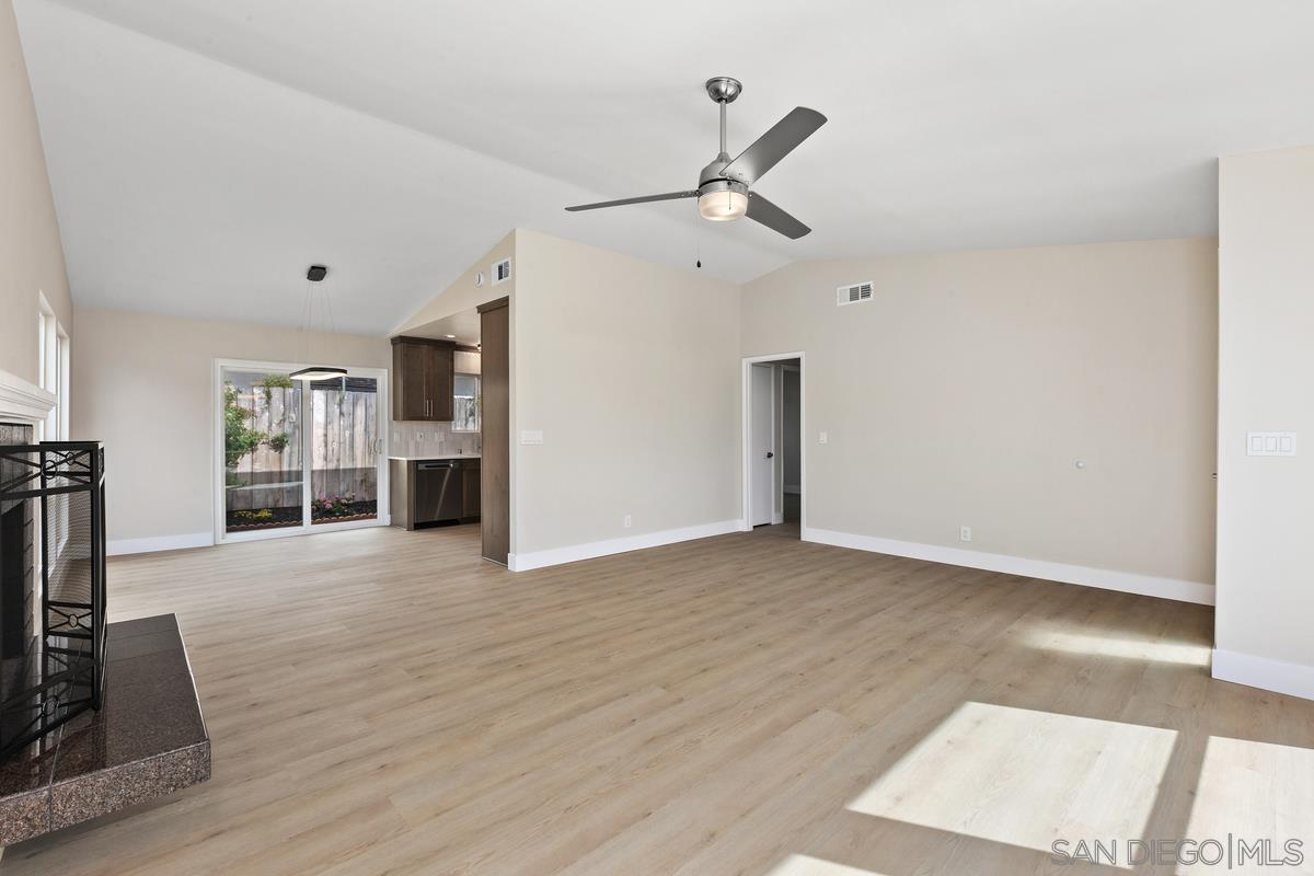 Detail Gallery Image 9 of 35 For 2425  Levante  a, Carlsbad,  CA 92009 - 3 Beds | 2 Baths