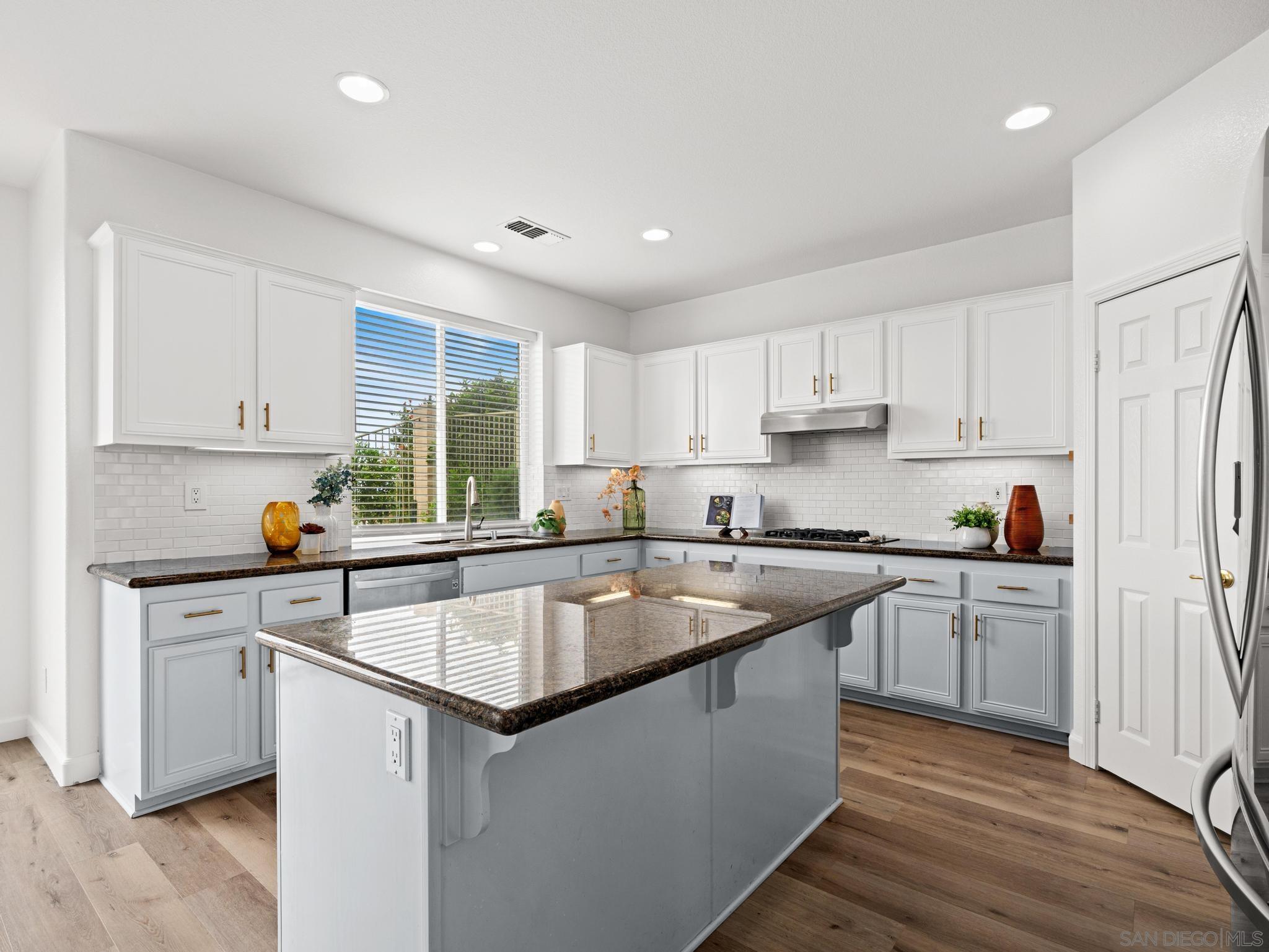 Detail Gallery Image 16 of 69 For 1574  Loma Alta, San Marcos,  CA 92069 - 5 Beds | 2/1 Baths