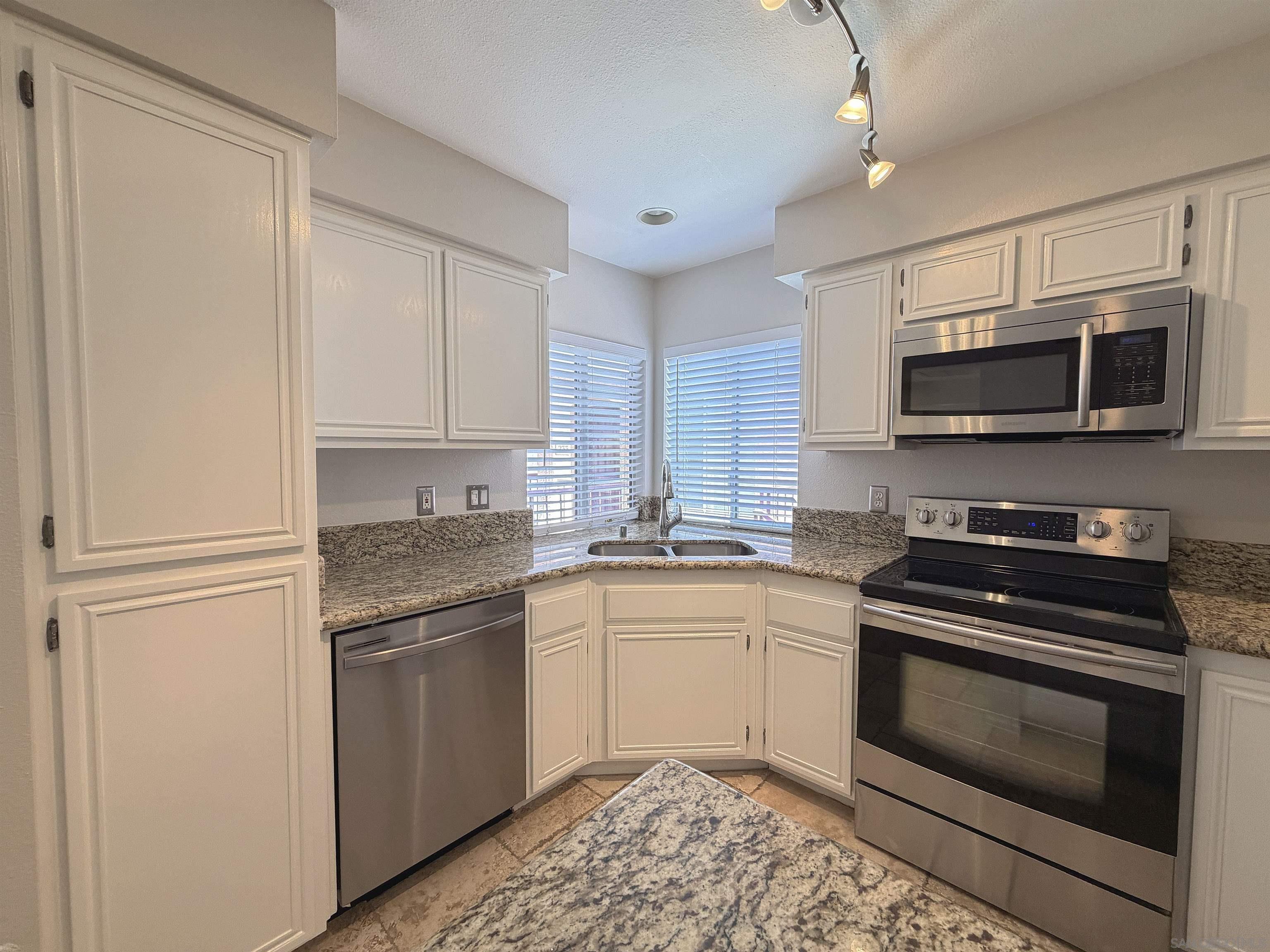 Detail Gallery Image 3 of 25 For 18680  Caminito Cantilena  #236,  San Diego,  CA 92128 - 1 Beds | 1 Baths