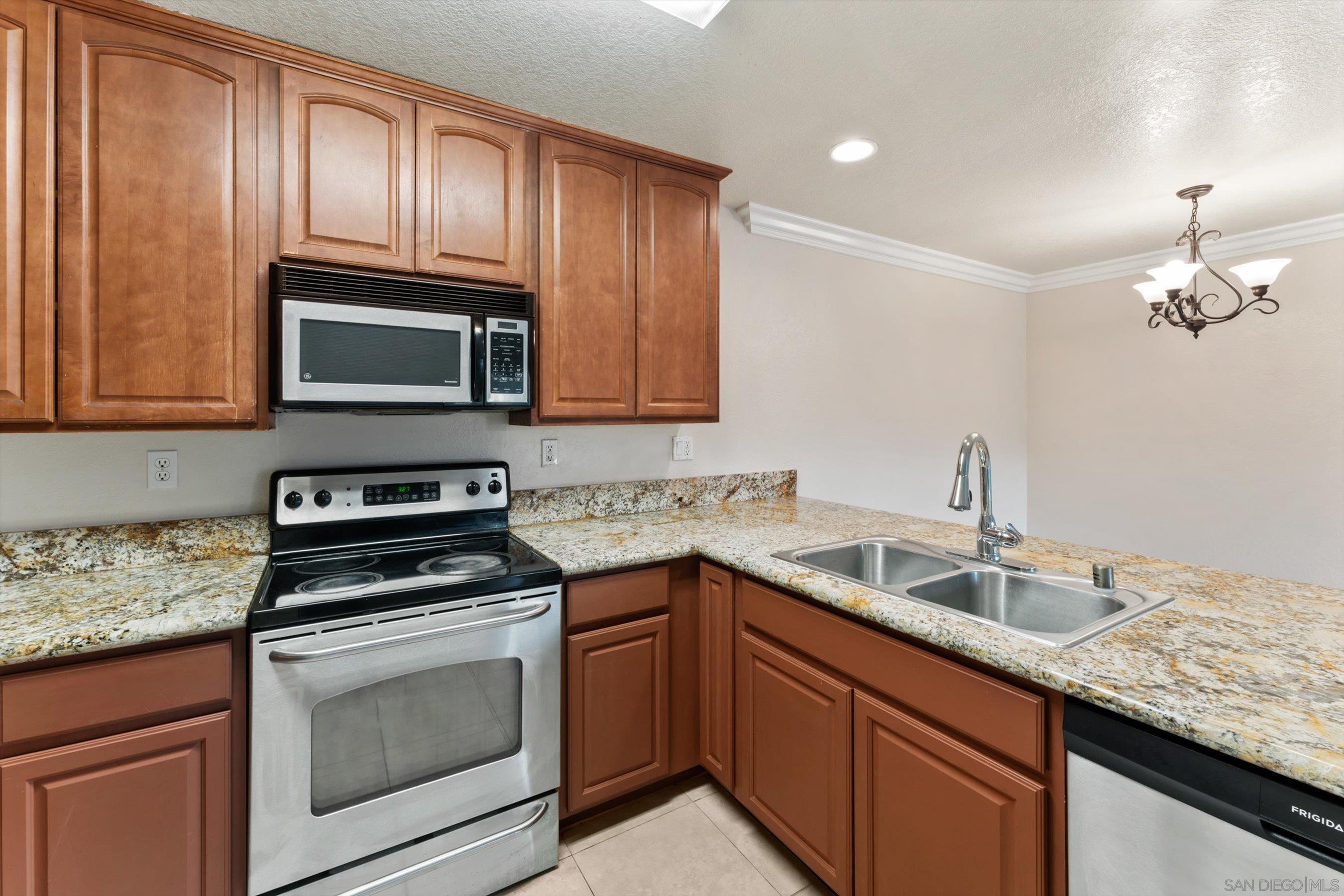 Detail Gallery Image 7 of 36 For 1075 N Escondido Blvd  #209,  Escondido,  CA 92026 - 2 Beds | 2 Baths