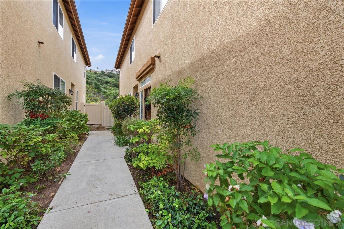 Detail Gallery Image 3 of 56 For 10294  Scripps Poway Pkwy  #5,  San Diego,  CA 92131 - 2 Beds | 2/1 Baths