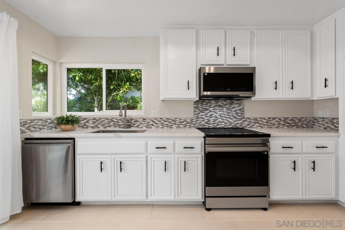 Detail Gallery Image 26 of 40 For 8028  Caminito Mallorca, La Jolla,  CA 92037 - 2 Beds | 2 Baths