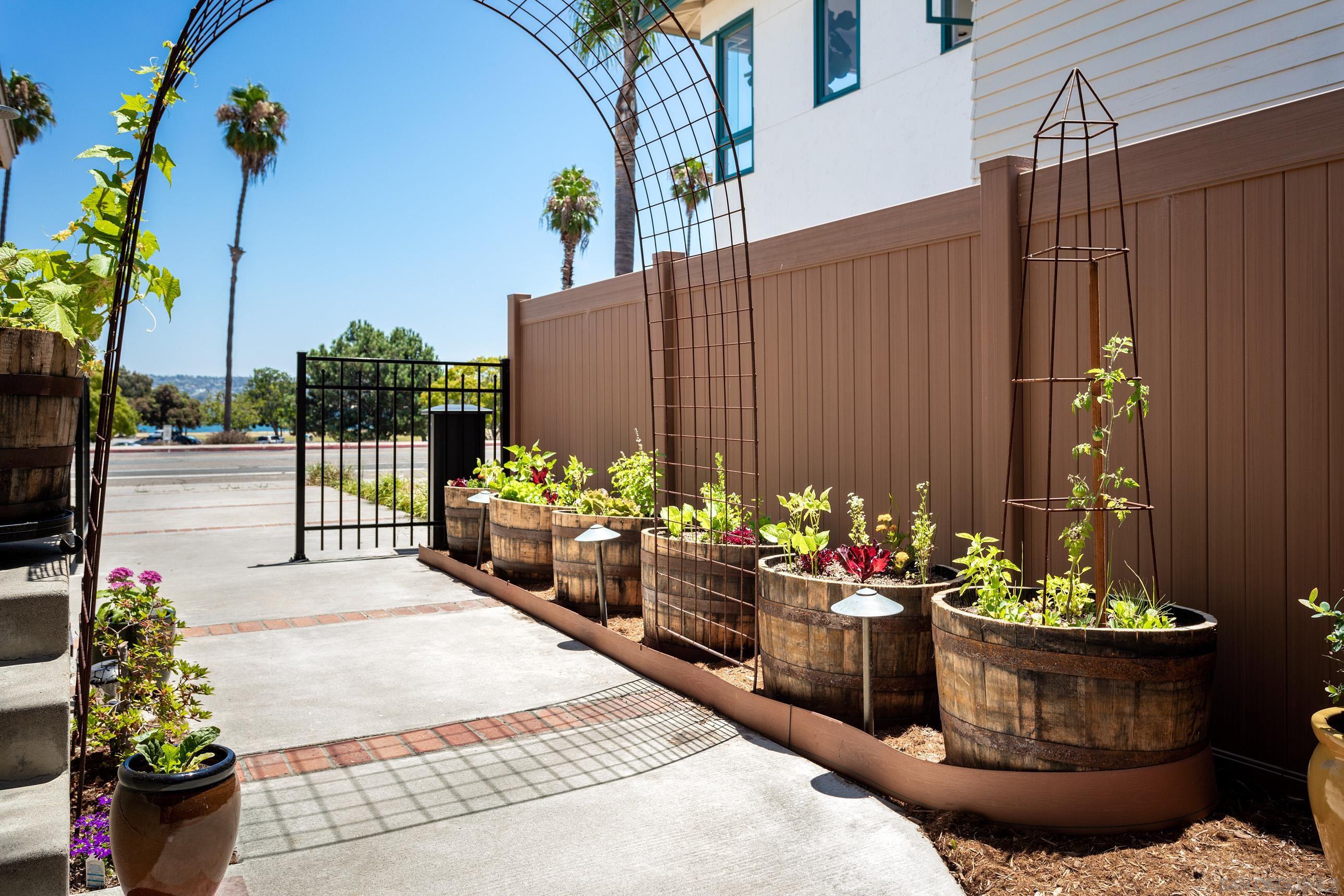 Detail Gallery Image 43 of 66 For 3634  Crown Point Drive, San Diego,  CA 92109 - 4 Beds | 3 Baths