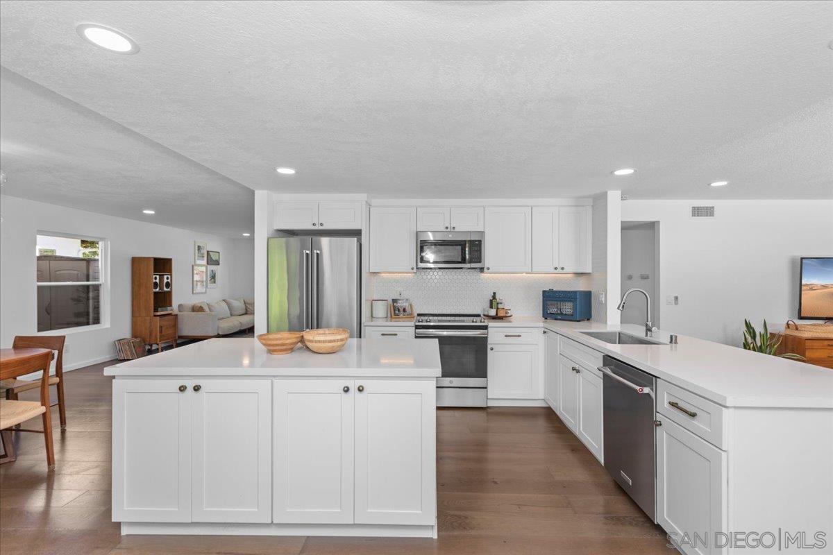 Detail Gallery Image 14 of 41 For 246  via Tavira, Encinitas,  CA 92024 - 4 Beds | 2/1 Baths