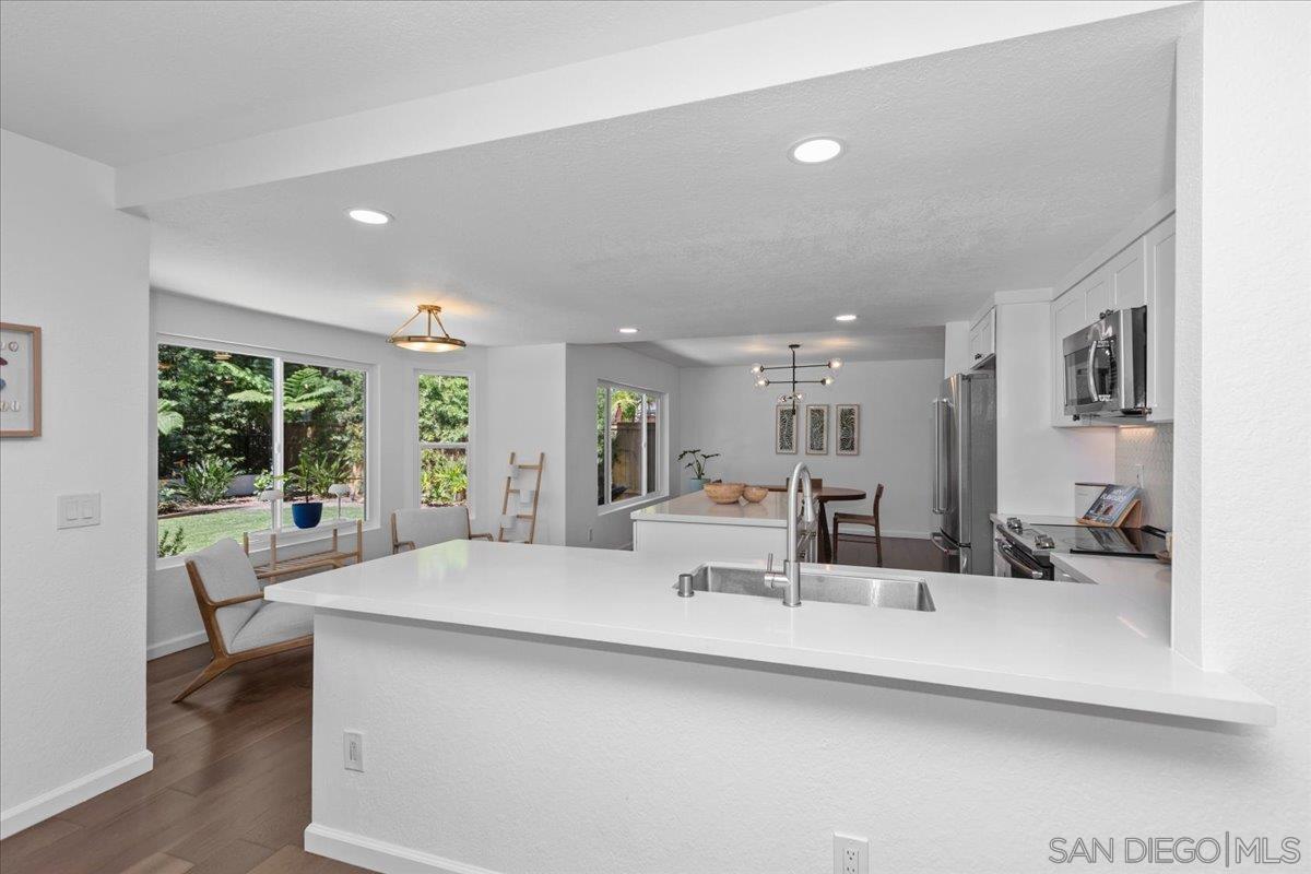 Detail Gallery Image 15 of 41 For 246  via Tavira, Encinitas,  CA 92024 - 4 Beds | 2/1 Baths