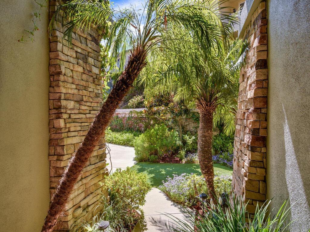 Detail Gallery Image 2 of 46 For 6061  Greenhedge Row, La Jolla,  CA 92037 - 4 Beds | 3/1 Baths