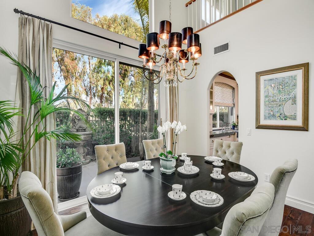 Detail Gallery Image 11 of 46 For 6061  Greenhedge Row, La Jolla,  CA 92037 - 4 Beds | 3/1 Baths