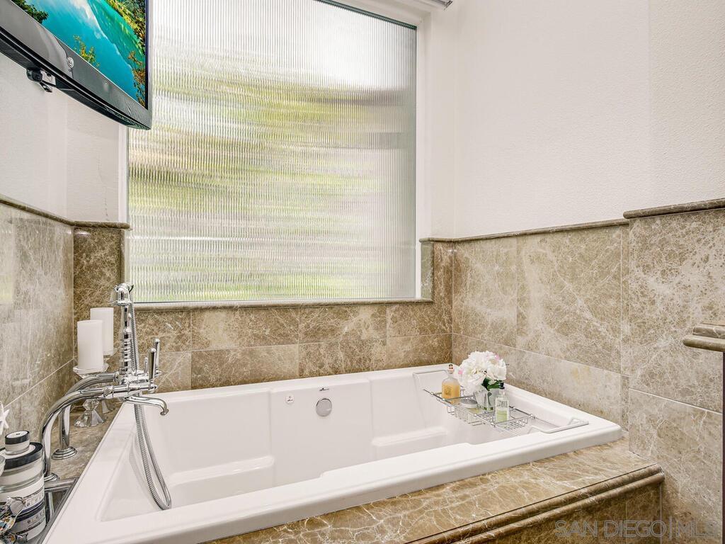 Detail Gallery Image 18 of 46 For 6061  Greenhedge Row, La Jolla,  CA 92037 - 4 Beds | 3/1 Baths