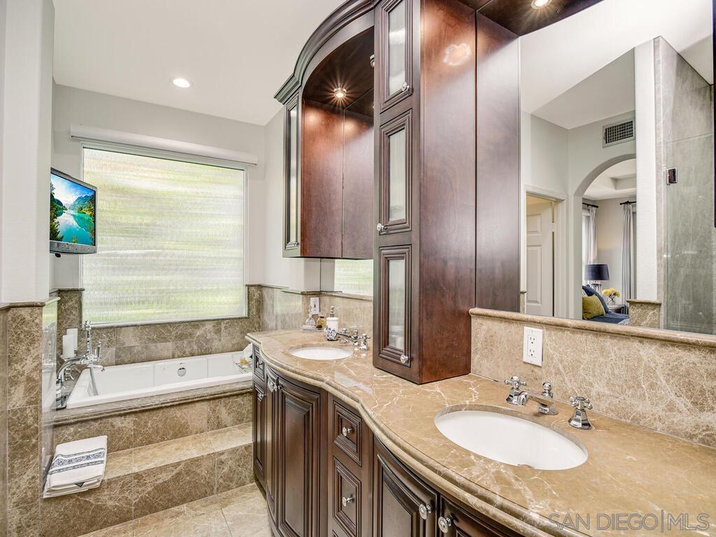 Detail Gallery Image 19 of 46 For 6061  Greenhedge Row, La Jolla,  CA 92037 - 4 Beds | 3/1 Baths