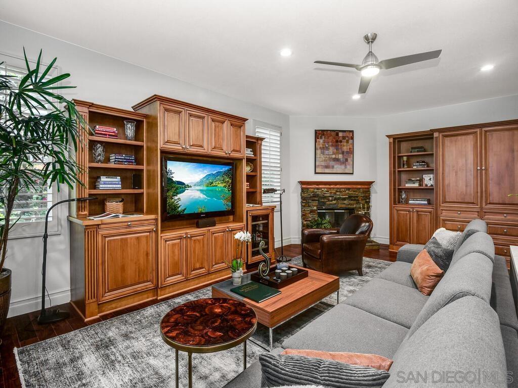 Detail Gallery Image 4 of 46 For 6061  Greenhedge Row, La Jolla,  CA 92037 - 4 Beds | 3/1 Baths