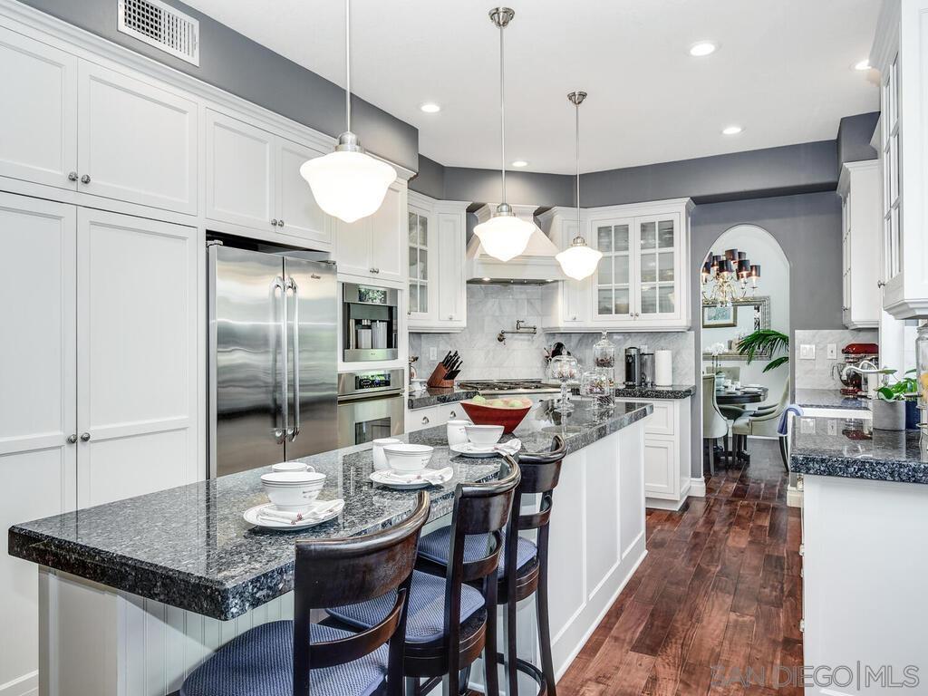 Detail Gallery Image 6 of 46 For 6061  Greenhedge Row, La Jolla,  CA 92037 - 4 Beds | 3/1 Baths