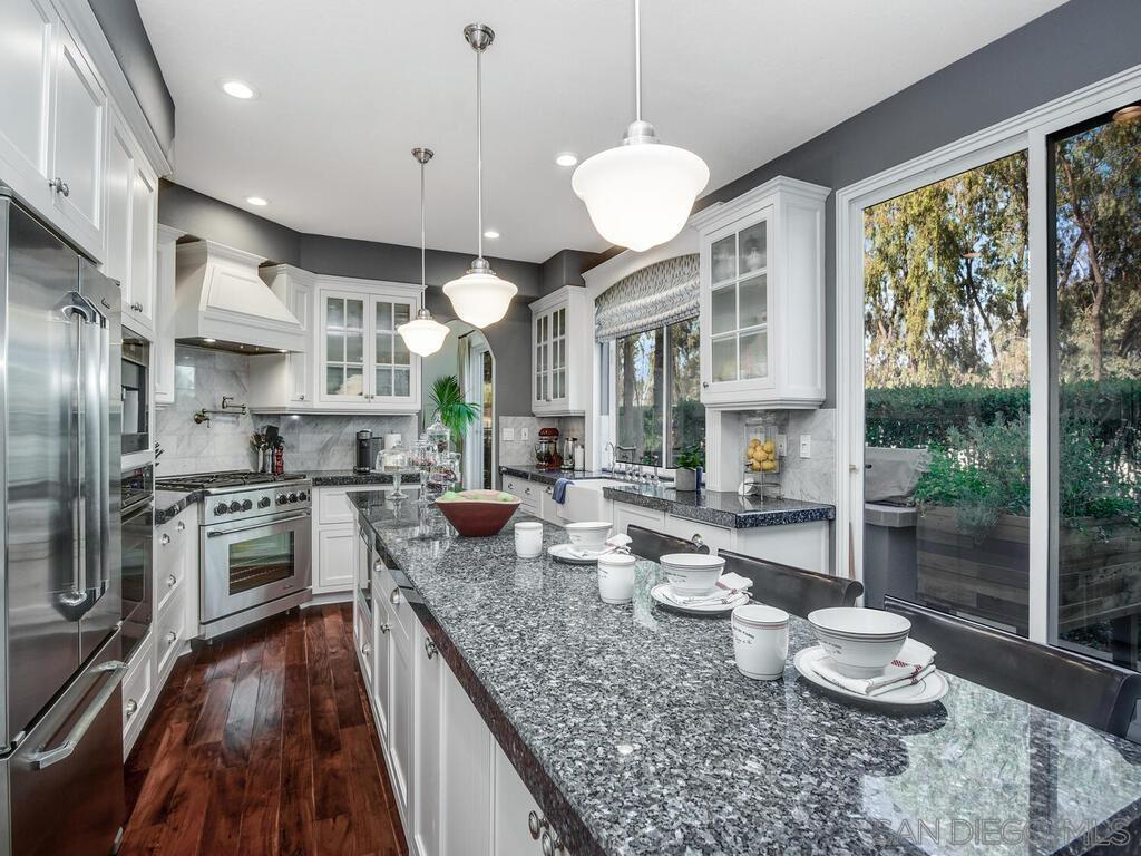 Detail Gallery Image 7 of 46 For 6061  Greenhedge Row, La Jolla,  CA 92037 - 4 Beds | 3/1 Baths