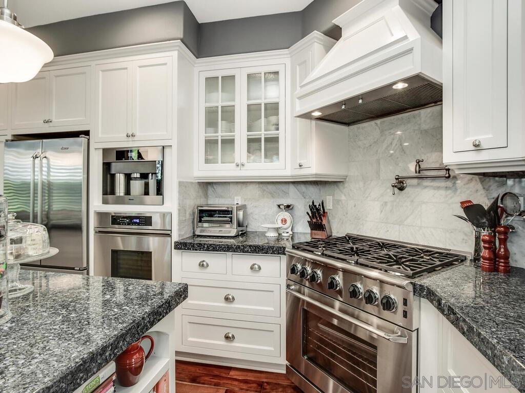 Detail Gallery Image 9 of 46 For 6061  Greenhedge Row, La Jolla,  CA 92037 - 4 Beds | 3/1 Baths