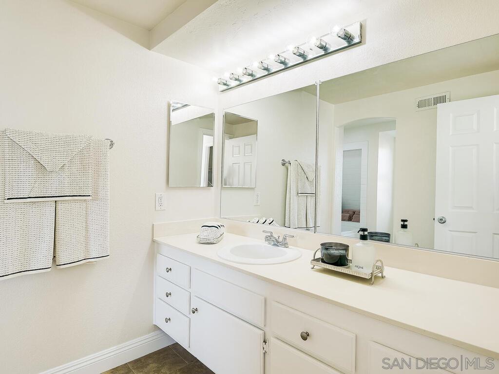 Detail Gallery Image 26 of 65 For 14302  Sandown Court, Poway,  CA 92064 - 5 Beds | 3 Baths