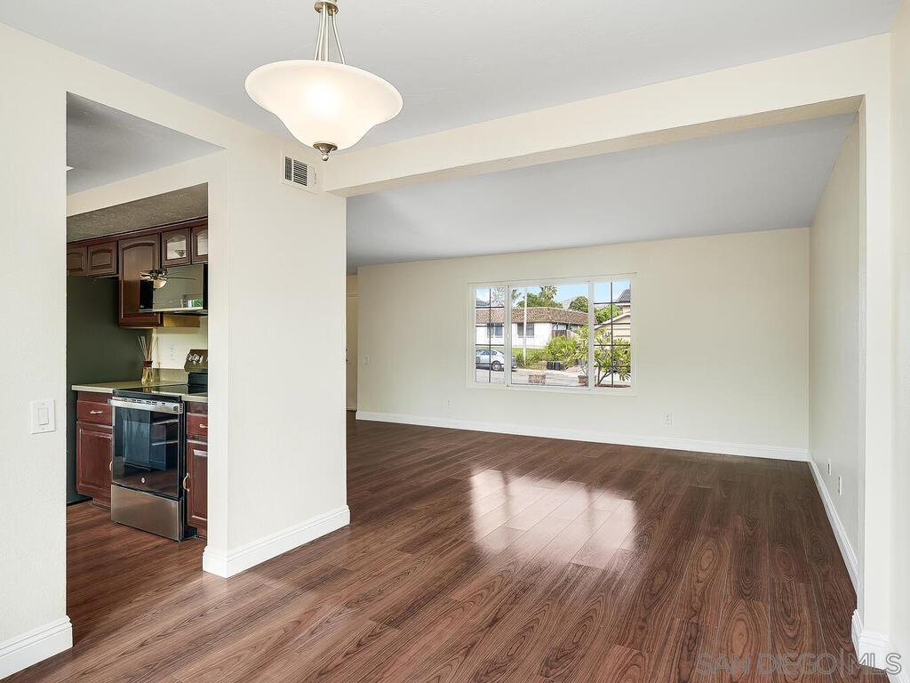 Detail Gallery Image 8 of 65 For 14302  Sandown Court, Poway,  CA 92064 - 5 Beds | 3 Baths