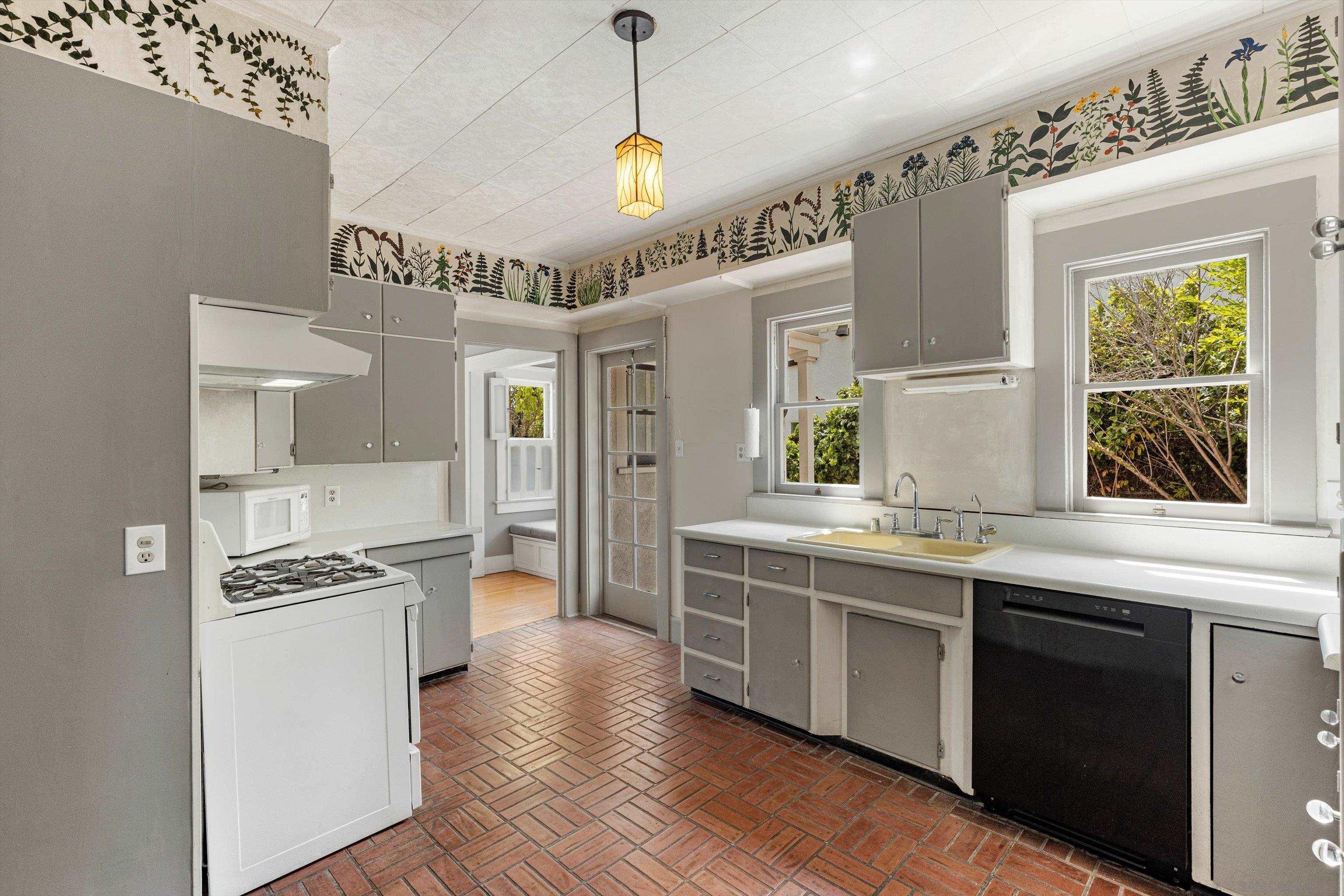 Detail Gallery Image 19 of 57 For 557  a Ave., Coronado,  CA 92118 - 3 Beds | 2/1 Baths