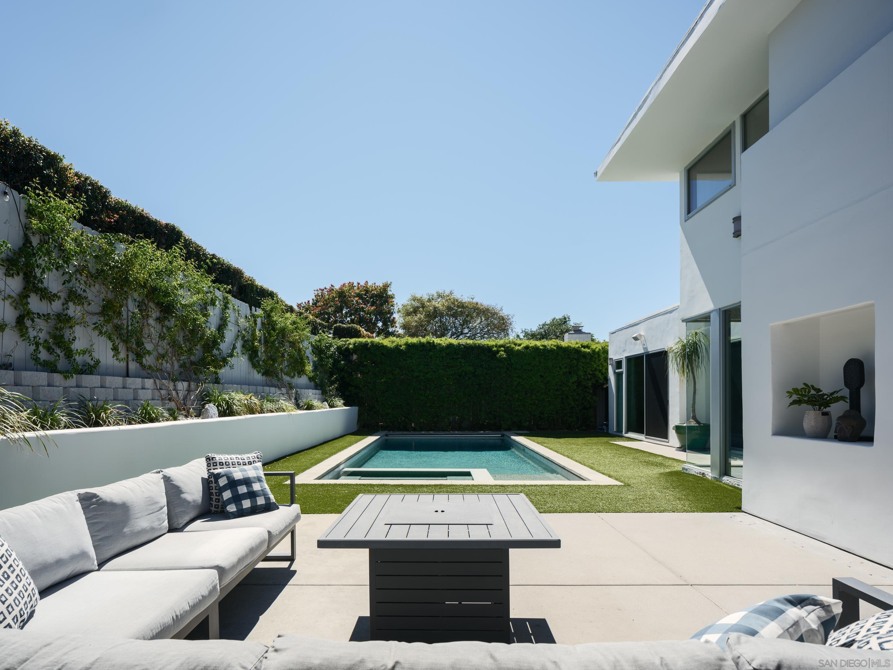 Detail Gallery Image 6 of 39 For 8835  Robin Hood Ln, La Jolla,  CA 92037 - 4 Beds | 4/1 Baths