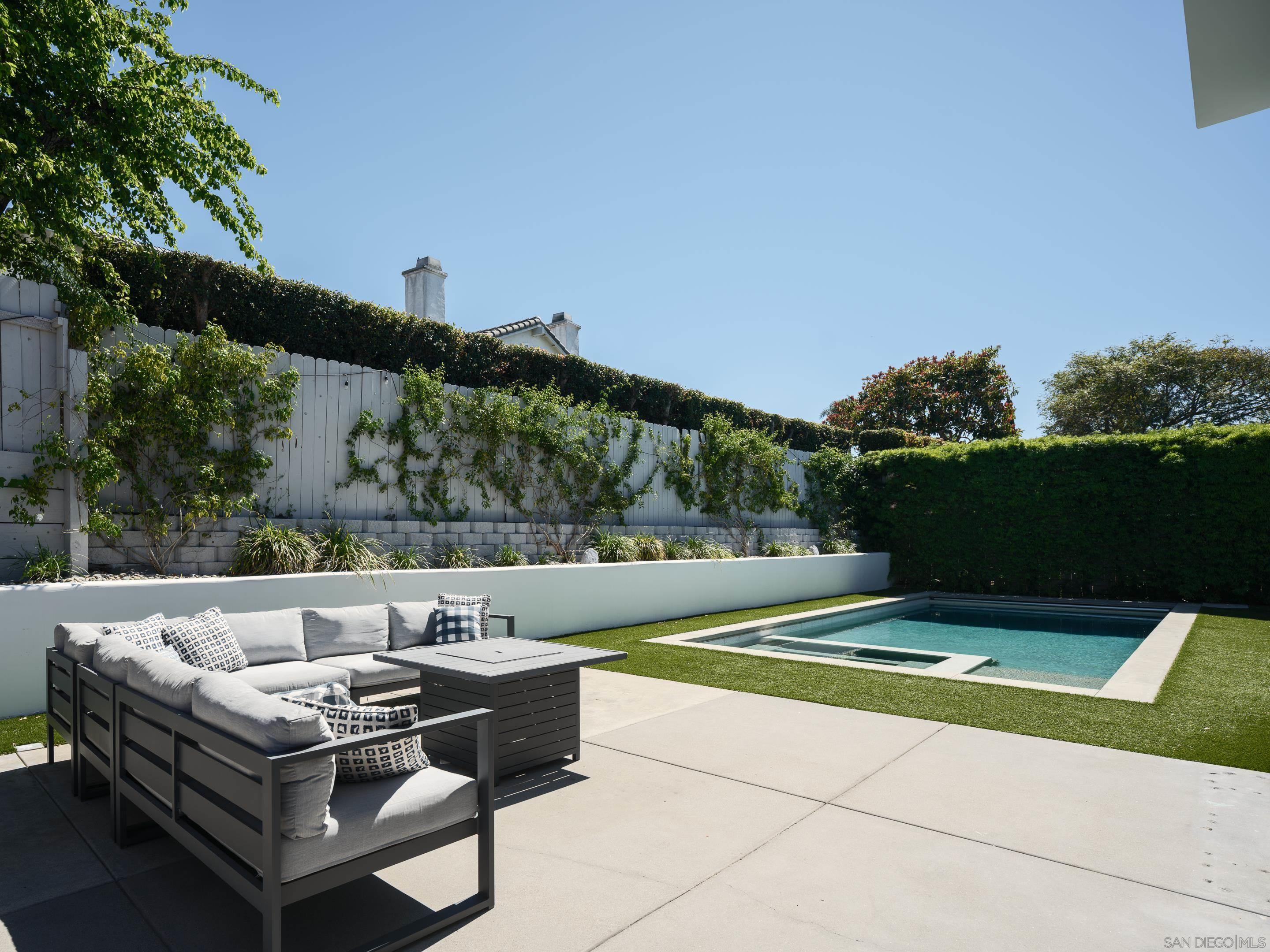 Detail Gallery Image 8 of 39 For 8835  Robin Hood Ln, La Jolla,  CA 92037 - 4 Beds | 4/1 Baths