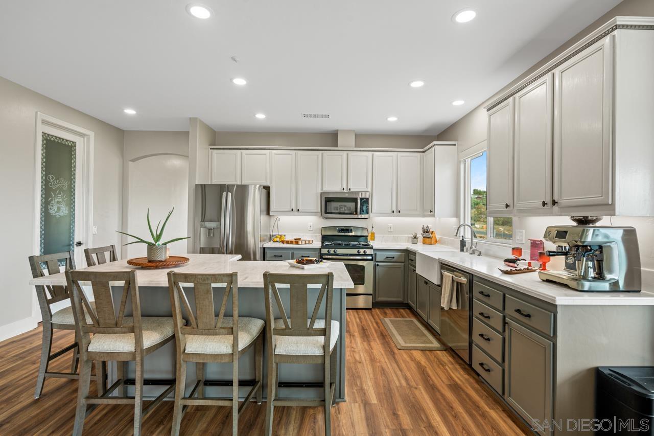 Detail Gallery Image 11 of 55 For 408  Alta Lane, El Cajon,  CA 92021 - 5 Beds | 4/1 Baths