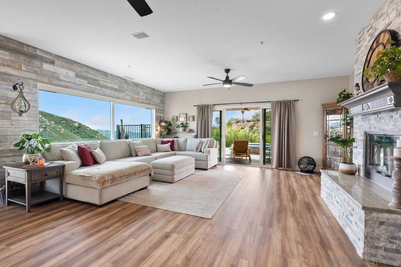 Detail Gallery Image 14 of 55 For 408  Alta Lane, El Cajon,  CA 92021 - 5 Beds | 4/1 Baths