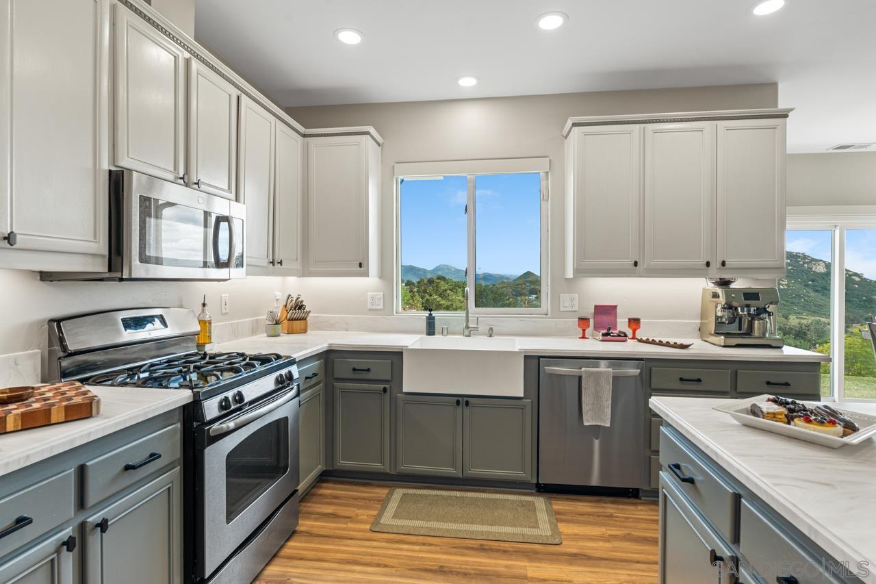 Detail Gallery Image 10 of 55 For 408  Alta Lane, El Cajon,  CA 92021 - 5 Beds | 4/1 Baths