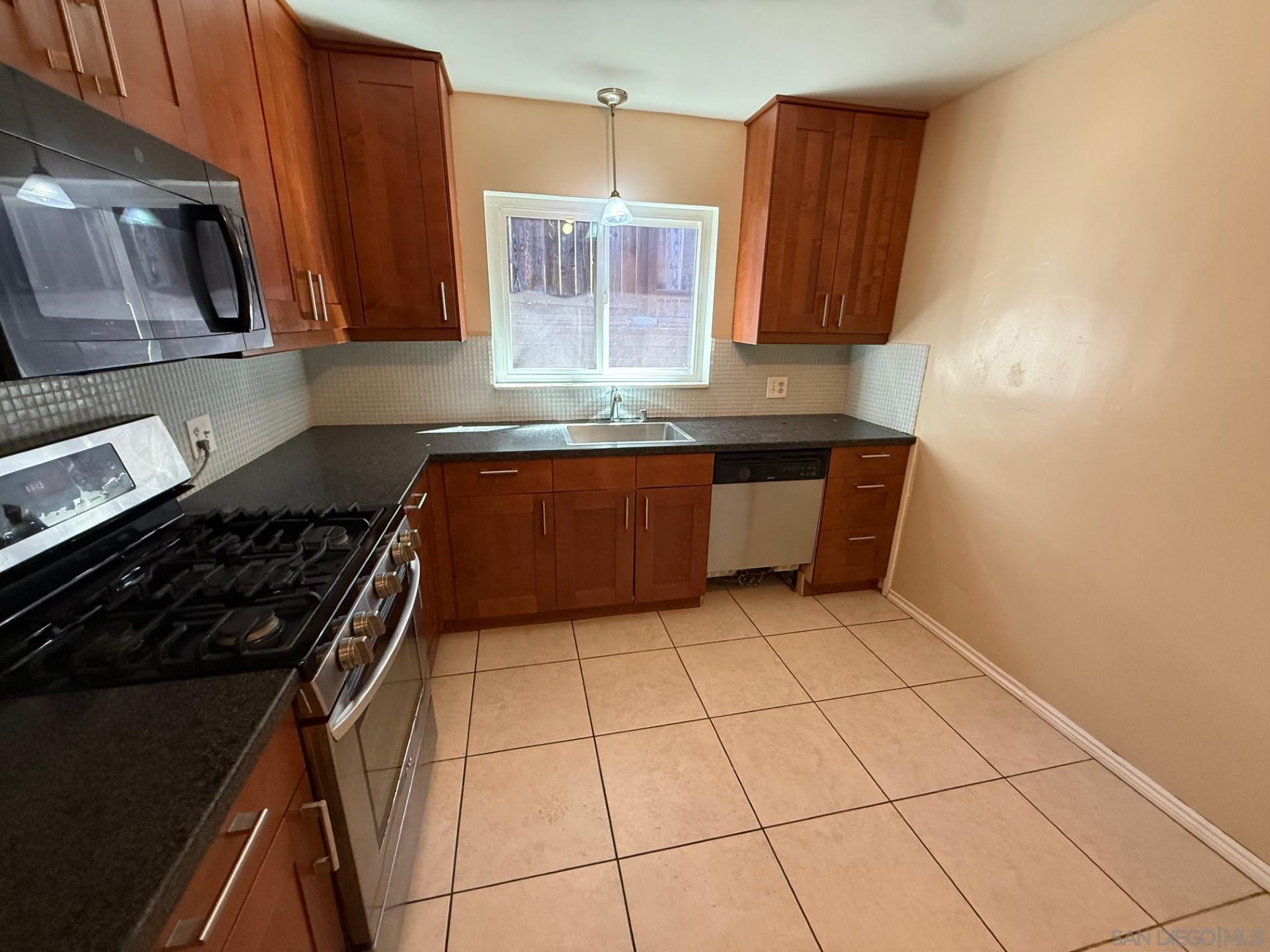 Detail Gallery Image 5 of 7 For 5438  Mary Lane, San Diego,  CA 92115 - 6 Beds | 4 Baths