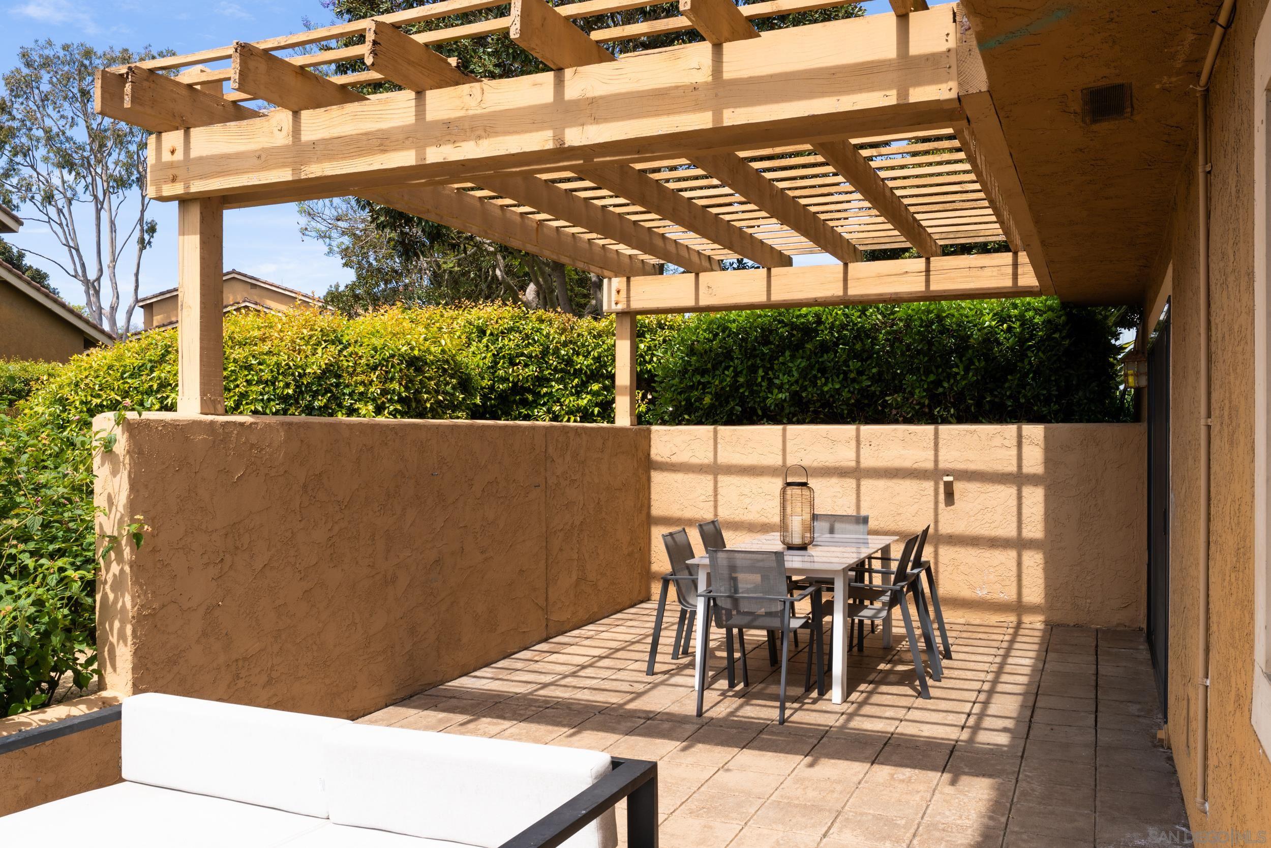 Detail Gallery Image 11 of 28 For 2575  Caminito Muirfield, La Jolla,  CA 92037 - 4 Beds | 3/1 Baths