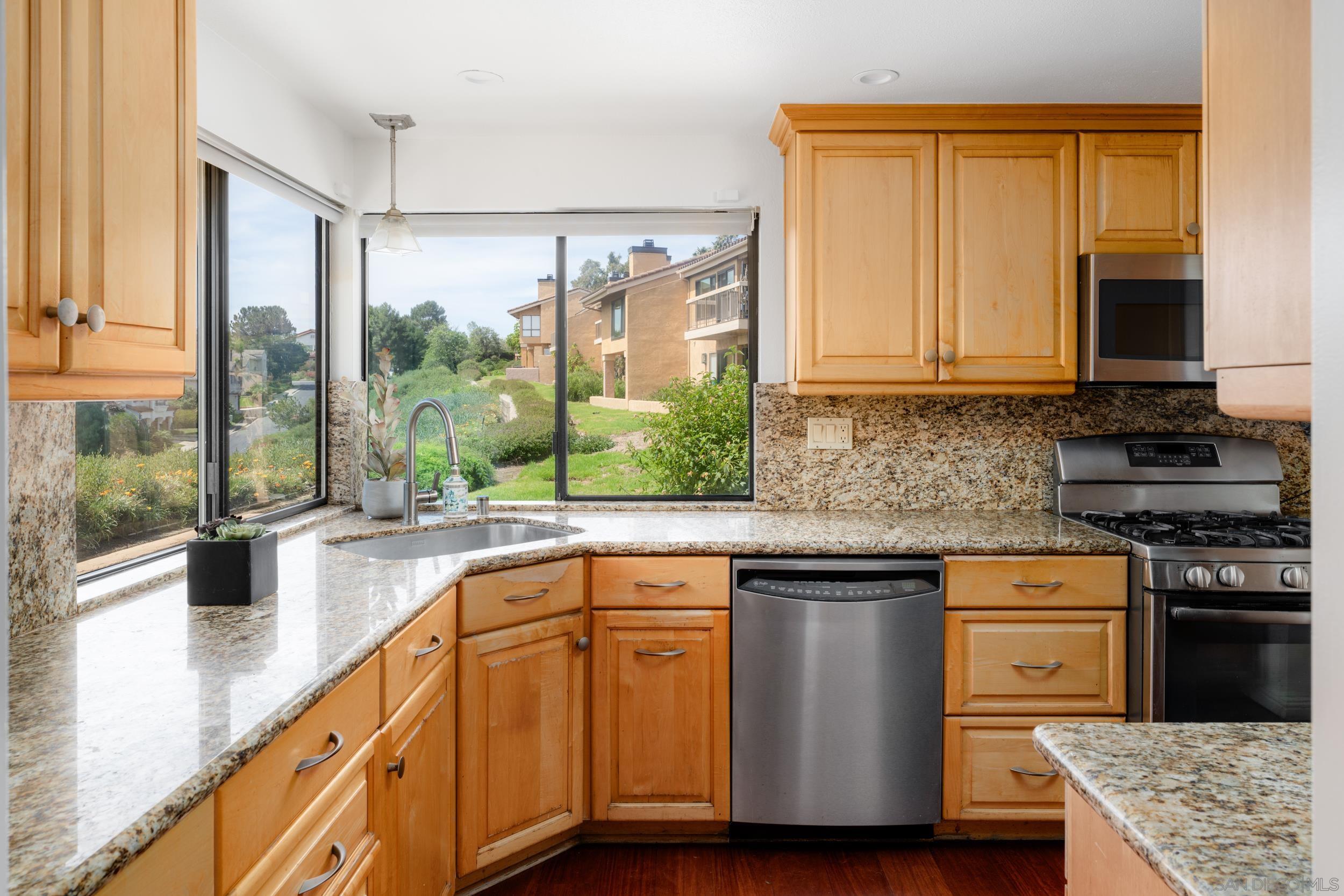 Detail Gallery Image 13 of 28 For 2575  Caminito Muirfield, La Jolla,  CA 92037 - 4 Beds | 3/1 Baths