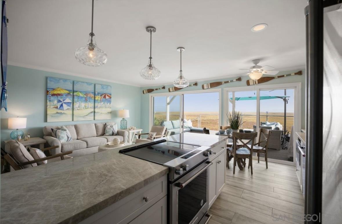 Detail Gallery Image 3 of 17 For 3999  Crown Point Dr  #29,  San Diego,  CA 92109 - 2 Beds | 2 Baths