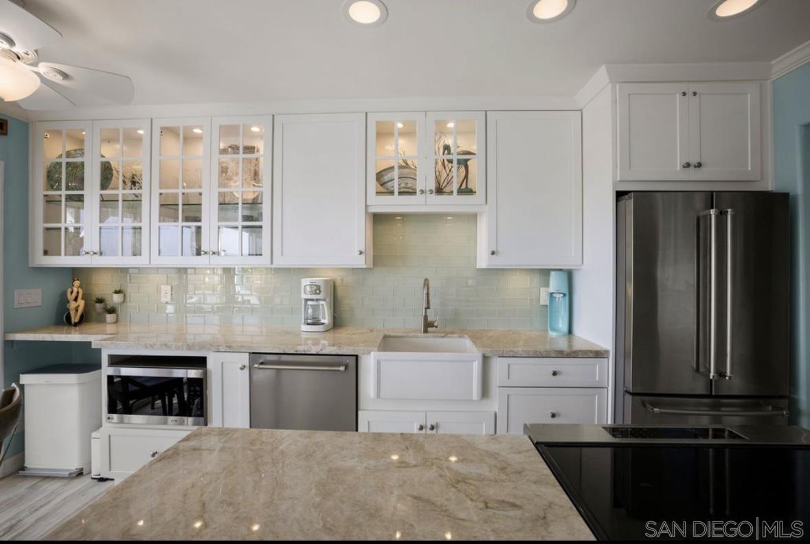 Detail Gallery Image 4 of 17 For 3999  Crown Point Dr  #29,  San Diego,  CA 92109 - 2 Beds | 2 Baths