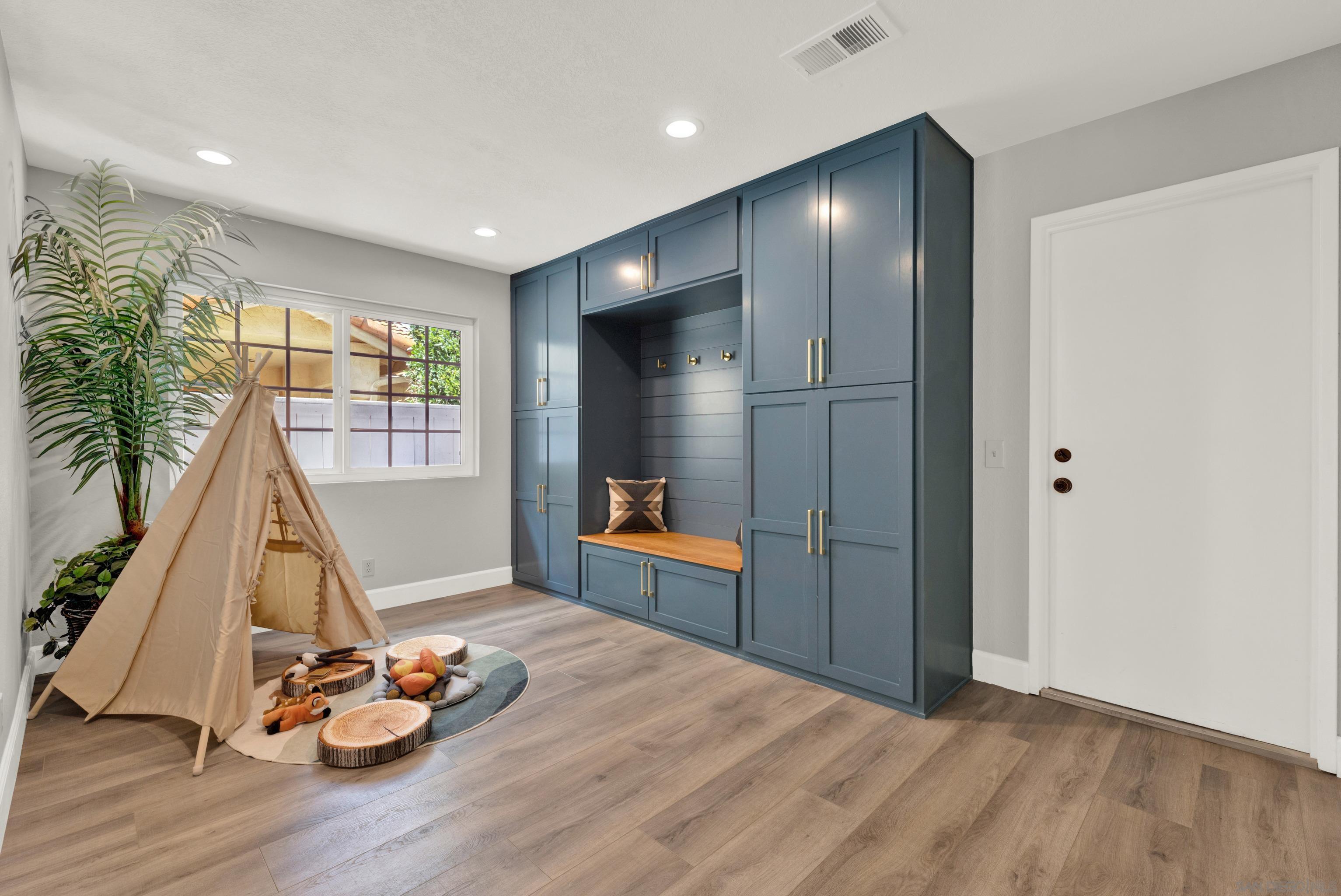Detail Gallery Image 29 of 70 For 10961  Avenida De Los Lobos, San Diego,  CA 92127 - 4 Beds | 2/1 Baths