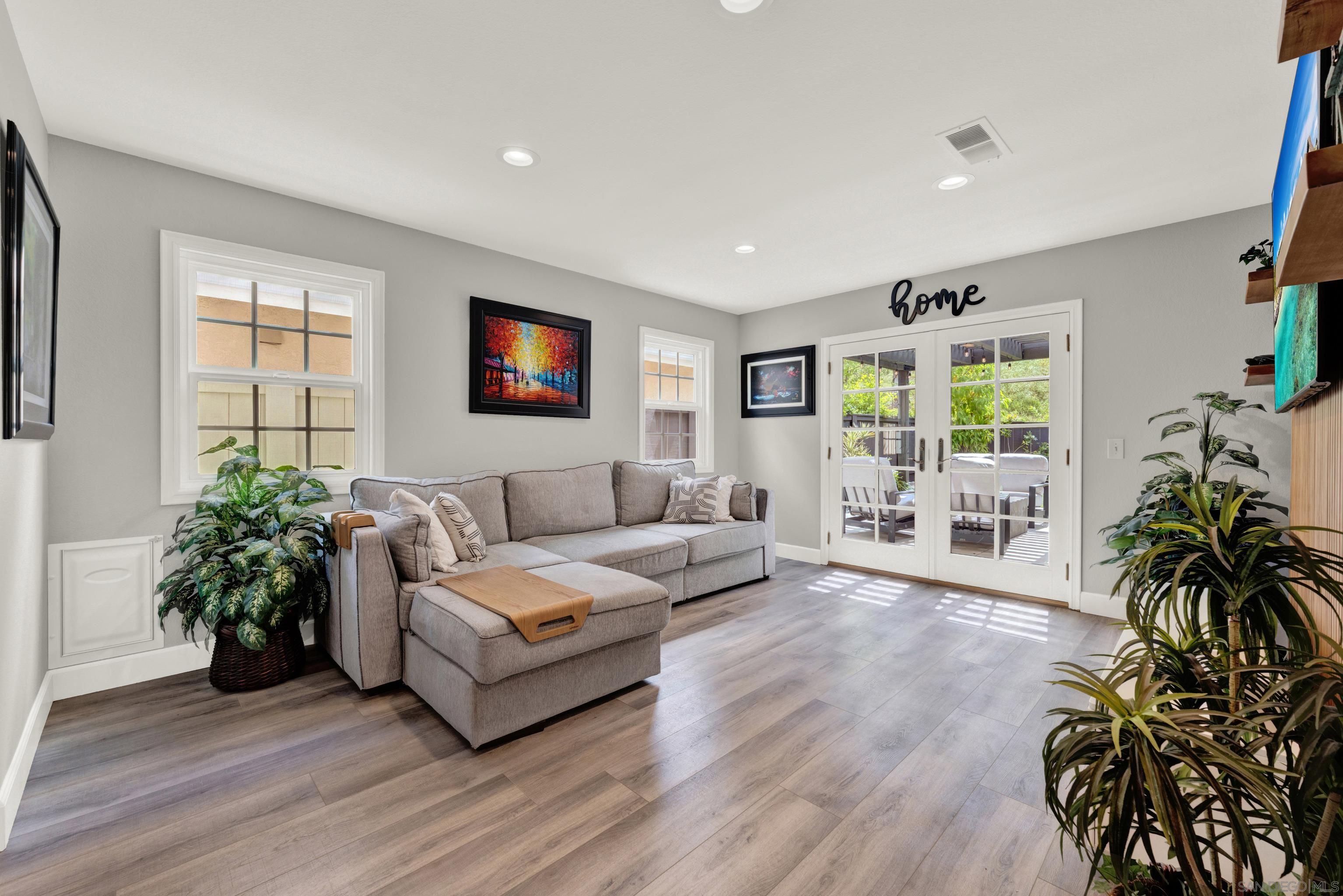 Detail Gallery Image 8 of 70 For 10961  Avenida De Los Lobos, San Diego,  CA 92127 - 4 Beds | 2/1 Baths