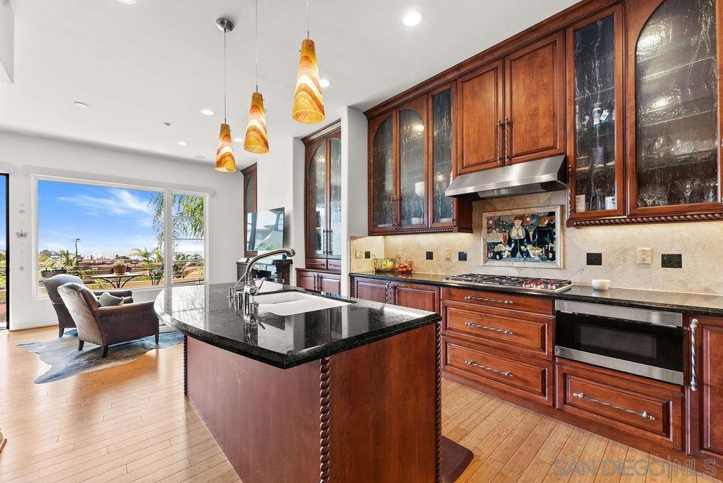 Detail Gallery Image 11 of 34 For 7157  Fay Ave, La Jolla,  CA 92037 - 3 Beds | 3/1 Baths