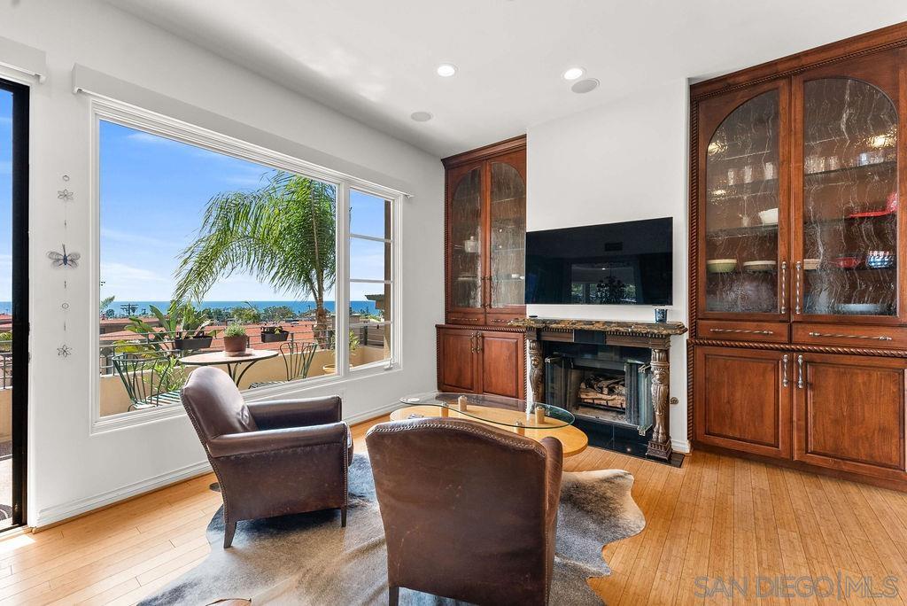 Detail Gallery Image 14 of 34 For 7157  Fay Ave, La Jolla,  CA 92037 - 3 Beds | 3/1 Baths