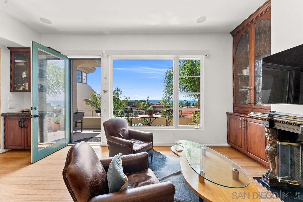 Detail Gallery Image 15 of 34 For 7157  Fay Ave, La Jolla,  CA 92037 - 3 Beds | 3/1 Baths