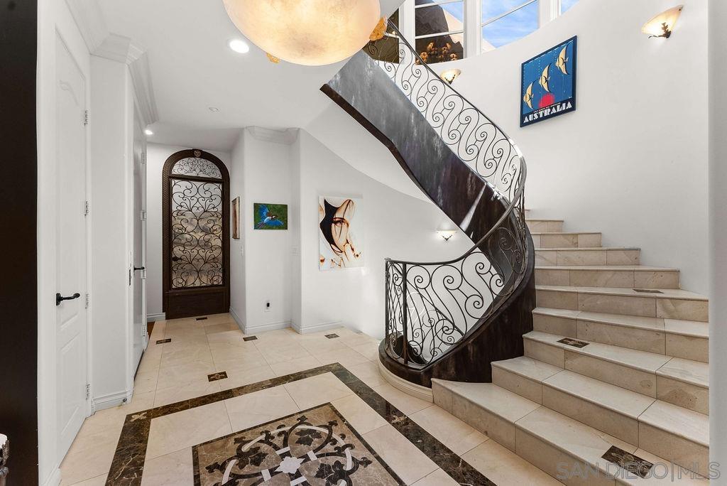 Detail Gallery Image 3 of 34 For 7157  Fay Ave, La Jolla,  CA 92037 - 3 Beds | 3/1 Baths