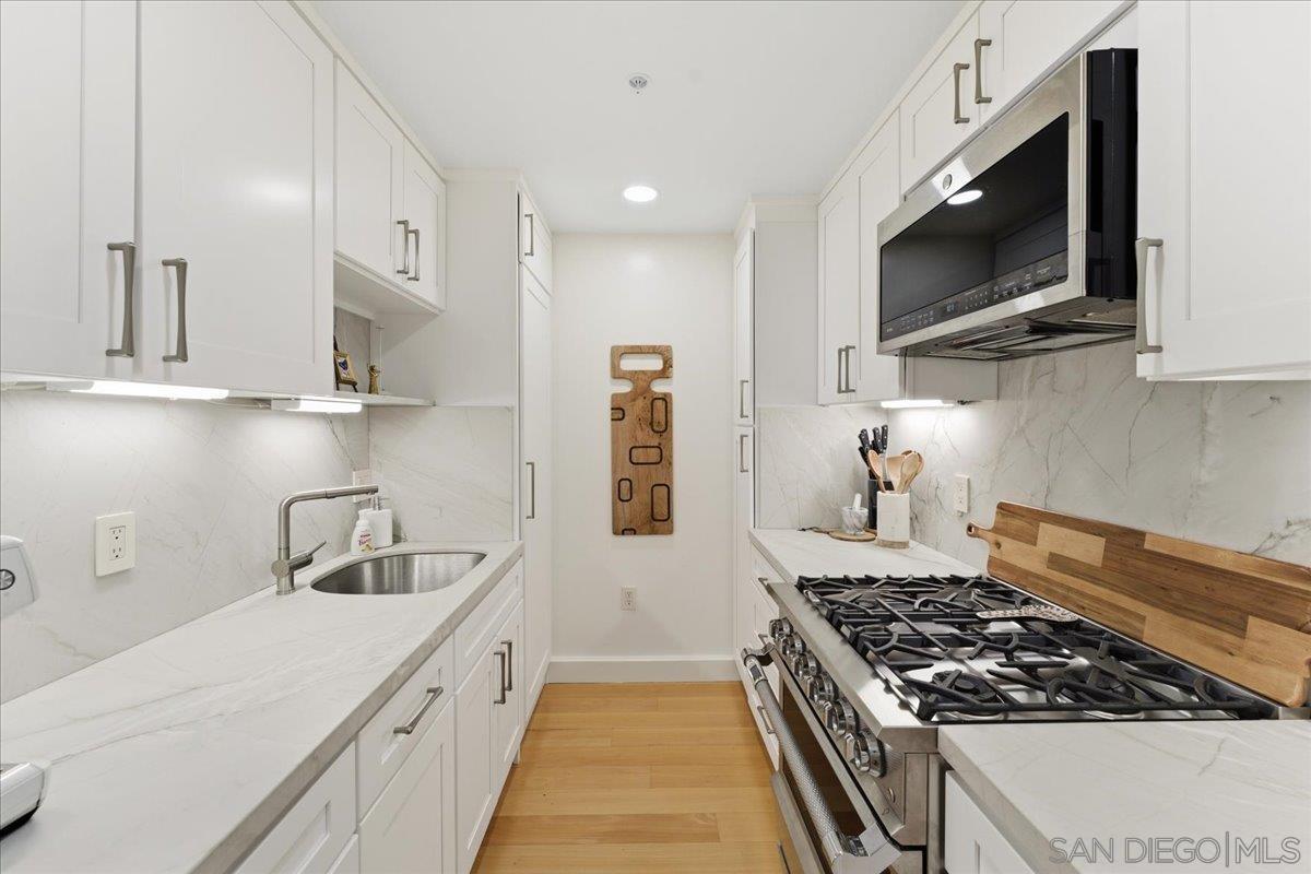 Detail Gallery Image 3 of 42 For 645  Front St  #1215,  San Diego,  CA 92101 - 3 Beds | 3 Baths